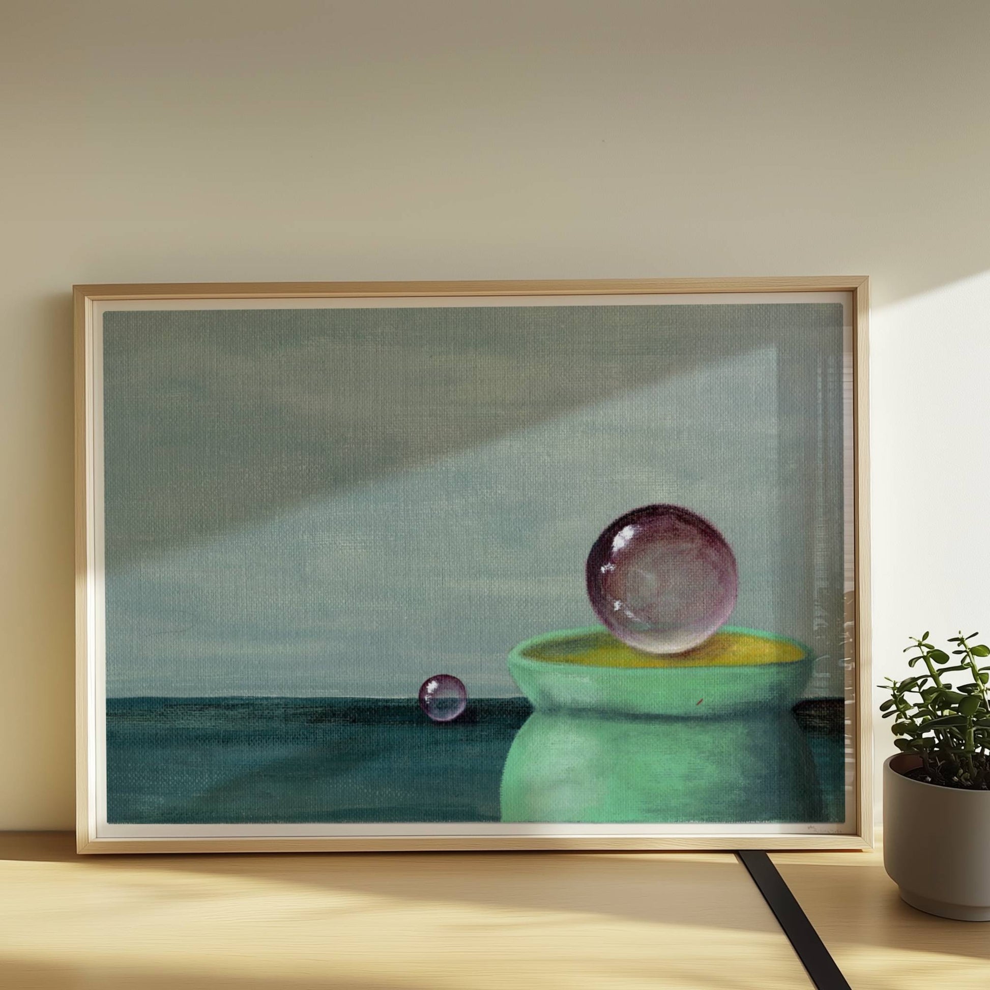 Schwebende Glaskugel über grüner Schale, minimalistische Szene.. Rahmen natur 70x50