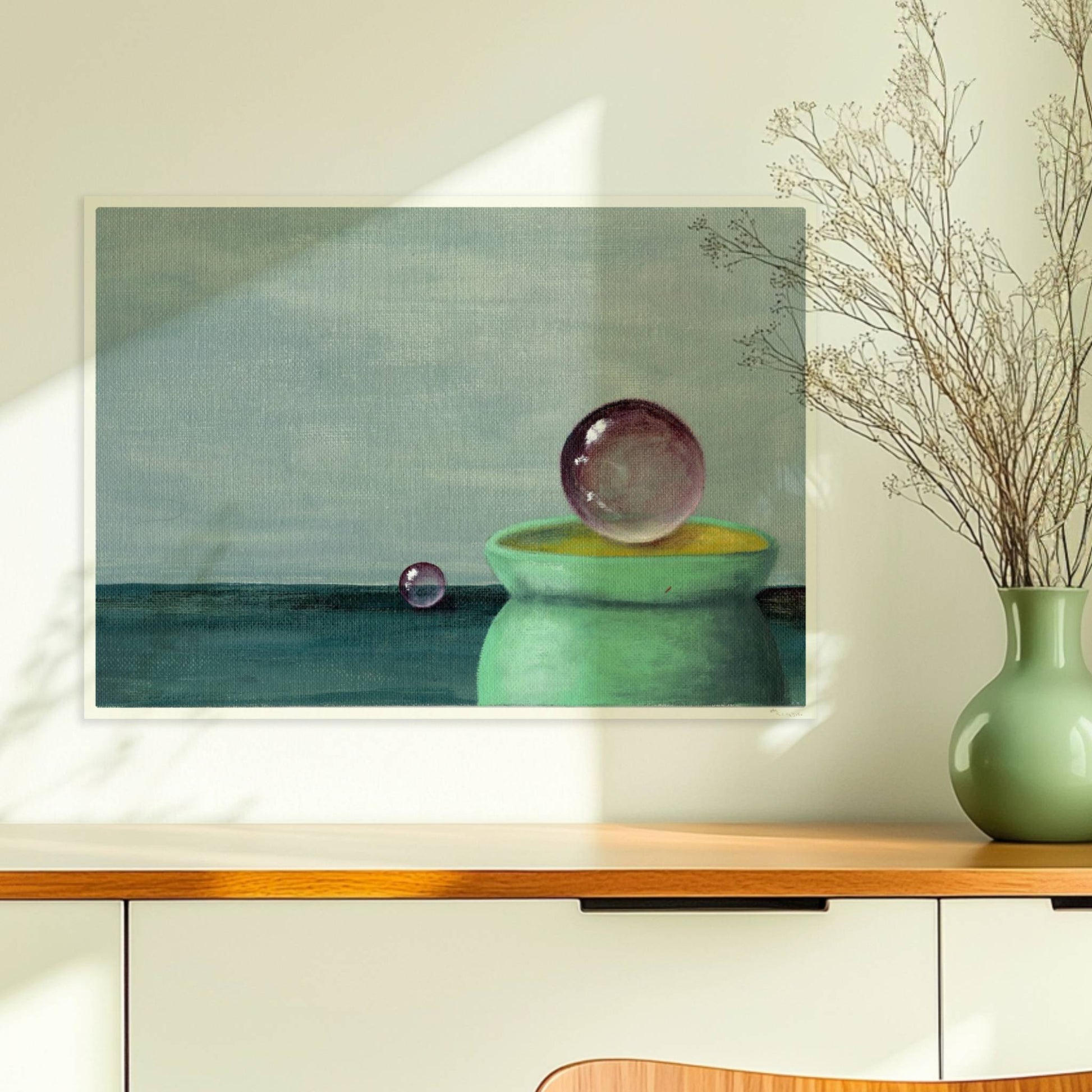 Schwebende Glaskugel über grüner Schale, minimalistische Szene.. Ohne Rahmen 70x50