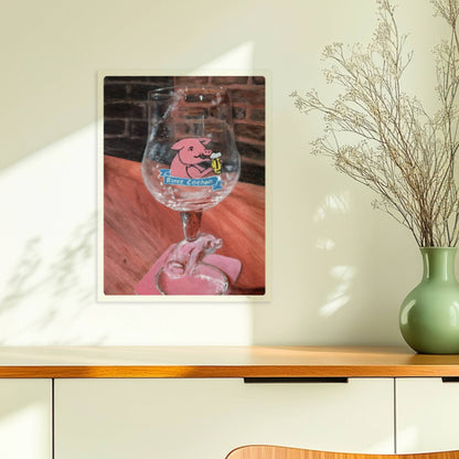 Rince Cochon Bierglas mit rosa Schwein, rustikale Tischszene.. Ohne Rahmen 30x40
