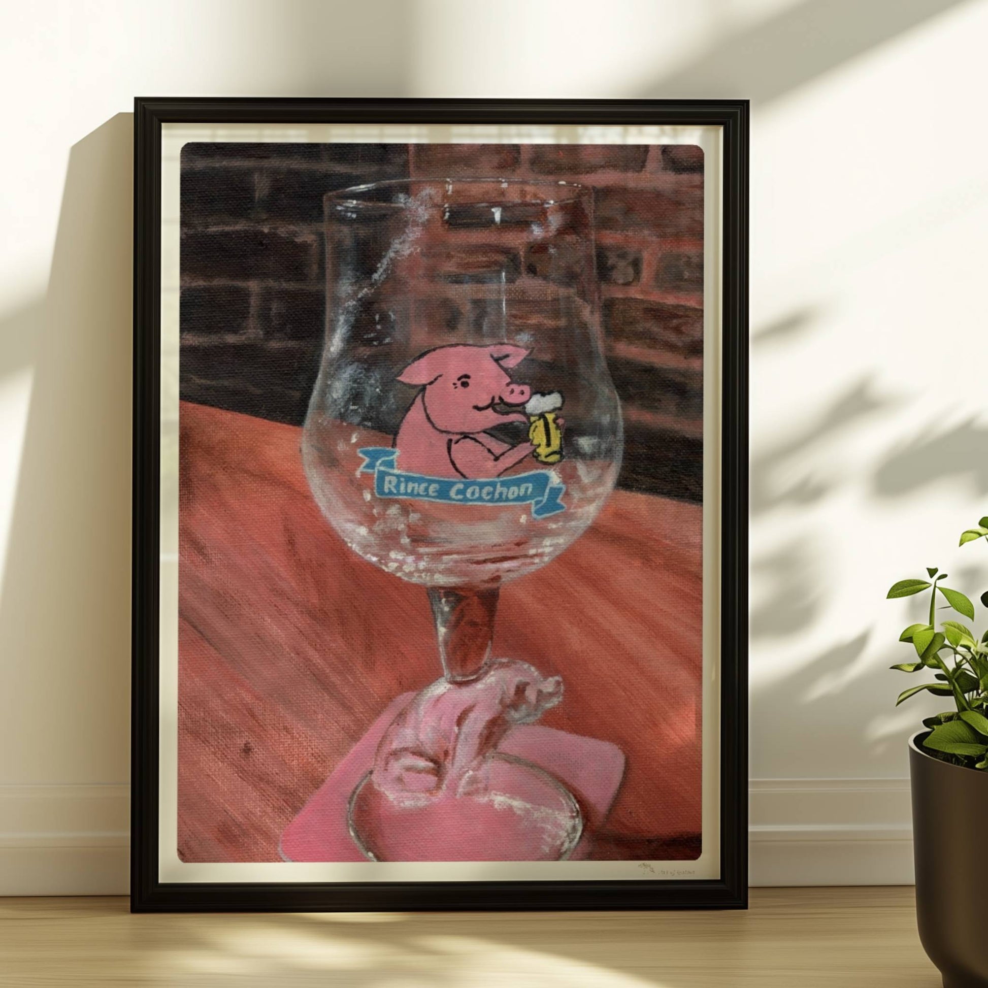 Rince Cochon Bierglas mit rosa Schwein, rustikale Tischszene.. Rahmen schwarz 30x40