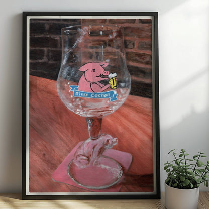 Rince Cochon Bierglas mit rosa Schwein, rustikale Tischszene.. Rahmen schwarz 50x70