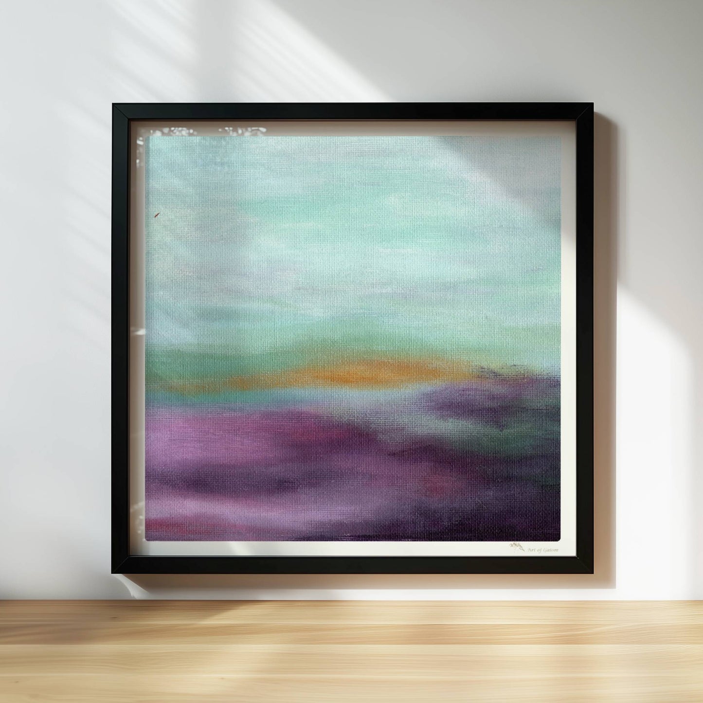 Emotionale Himmelsszene mit pastellfarbenen Wolken in Violett, Türkis und Orange.. Rahmen schwarz 30x30