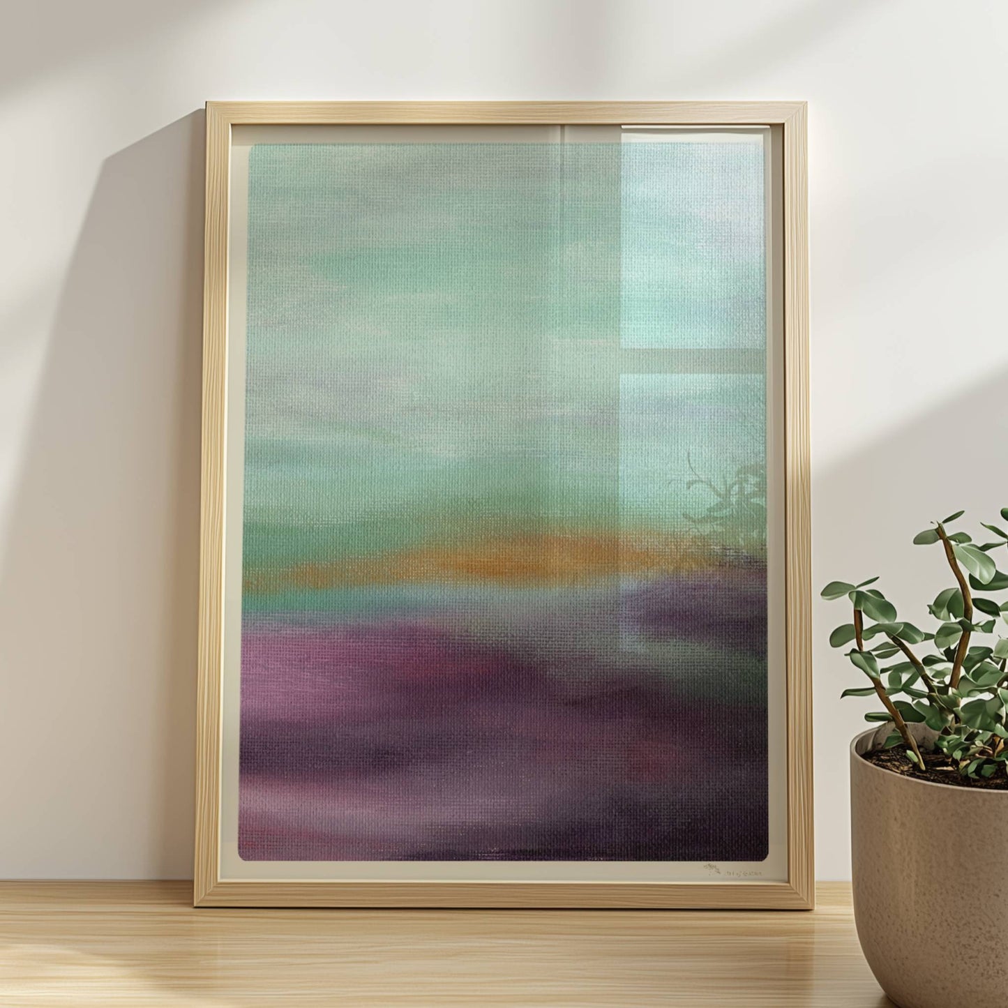 Emotionale Himmelsszene mit pastellfarbenen Wolken in Violett, Türkis und Orange.. Rahmen natur 30x40