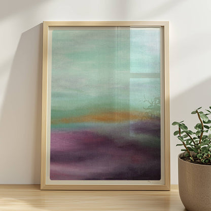 Emotionale Himmelsszene mit pastellfarbenen Wolken in Violett, Türkis und Orange.. Rahmen natur 30x40