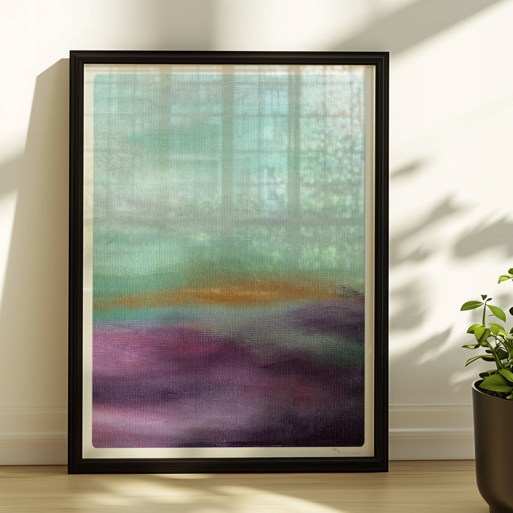 Emotionale Himmelsszene mit pastellfarbenen Wolken in Violett, Türkis und Orange.. Rahmen schwarz 30x40