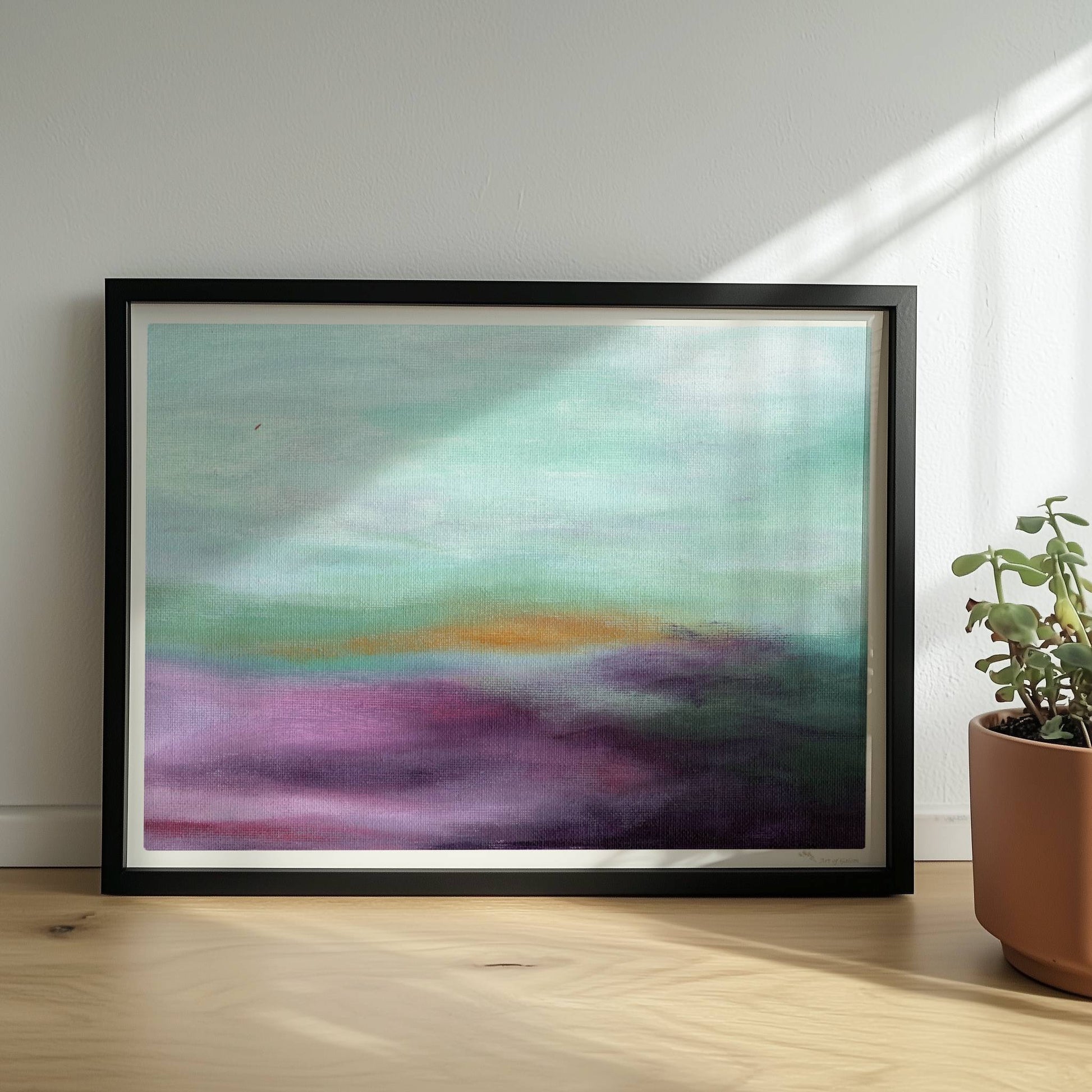 Emotionale Himmelsszene mit pastellfarbenen Wolken in Violett, Türkis und Orange.. Rahmen schwarz 40x30