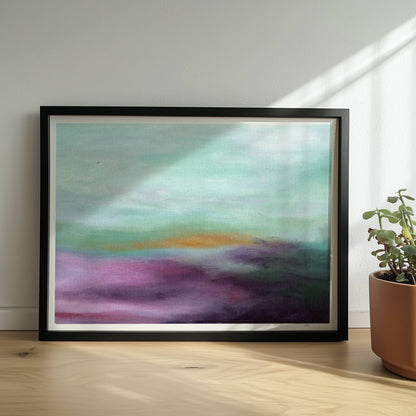 Emotionale Himmelsszene mit pastellfarbenen Wolken in Violett, Türkis und Orange.. Rahmen schwarz 40x30