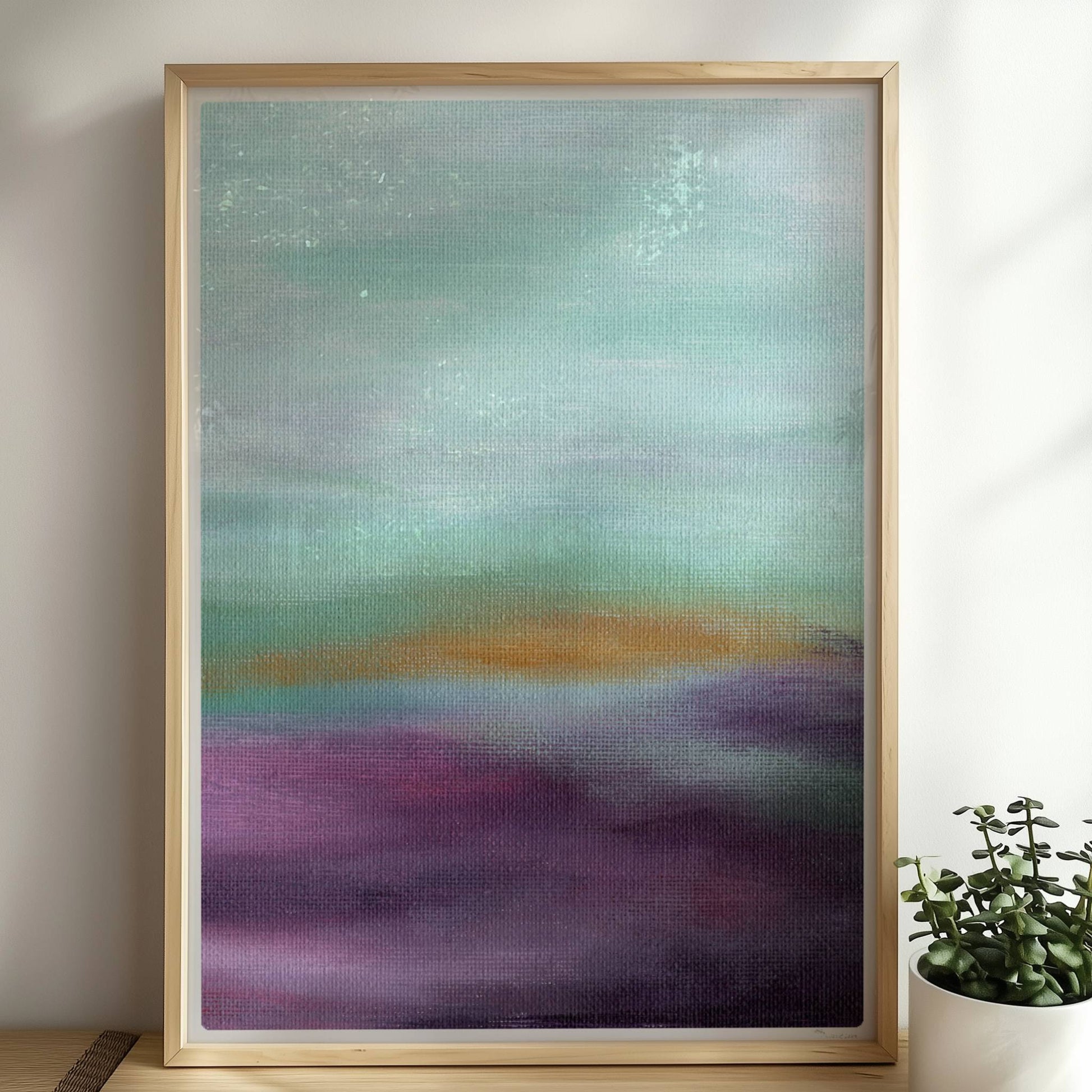 Emotionale Himmelsszene mit pastellfarbenen Wolken in Violett, Türkis und Orange.. Rahmen natur 50x70