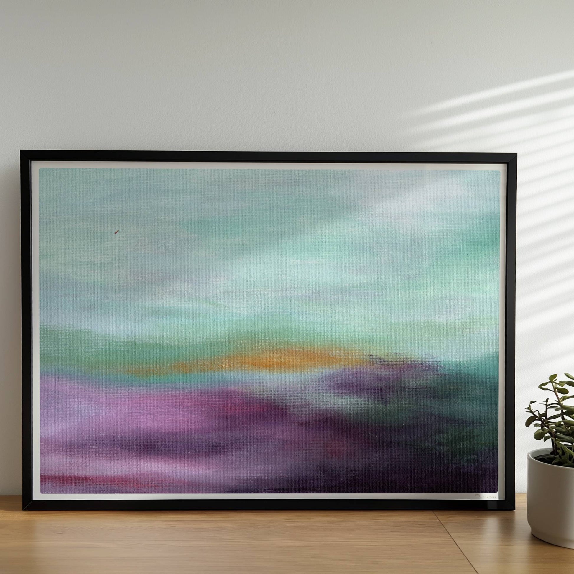 Emotionale Himmelsszene mit pastellfarbenen Wolken in Violett, Türkis und Orange.. Rahmen schwarz 70x50