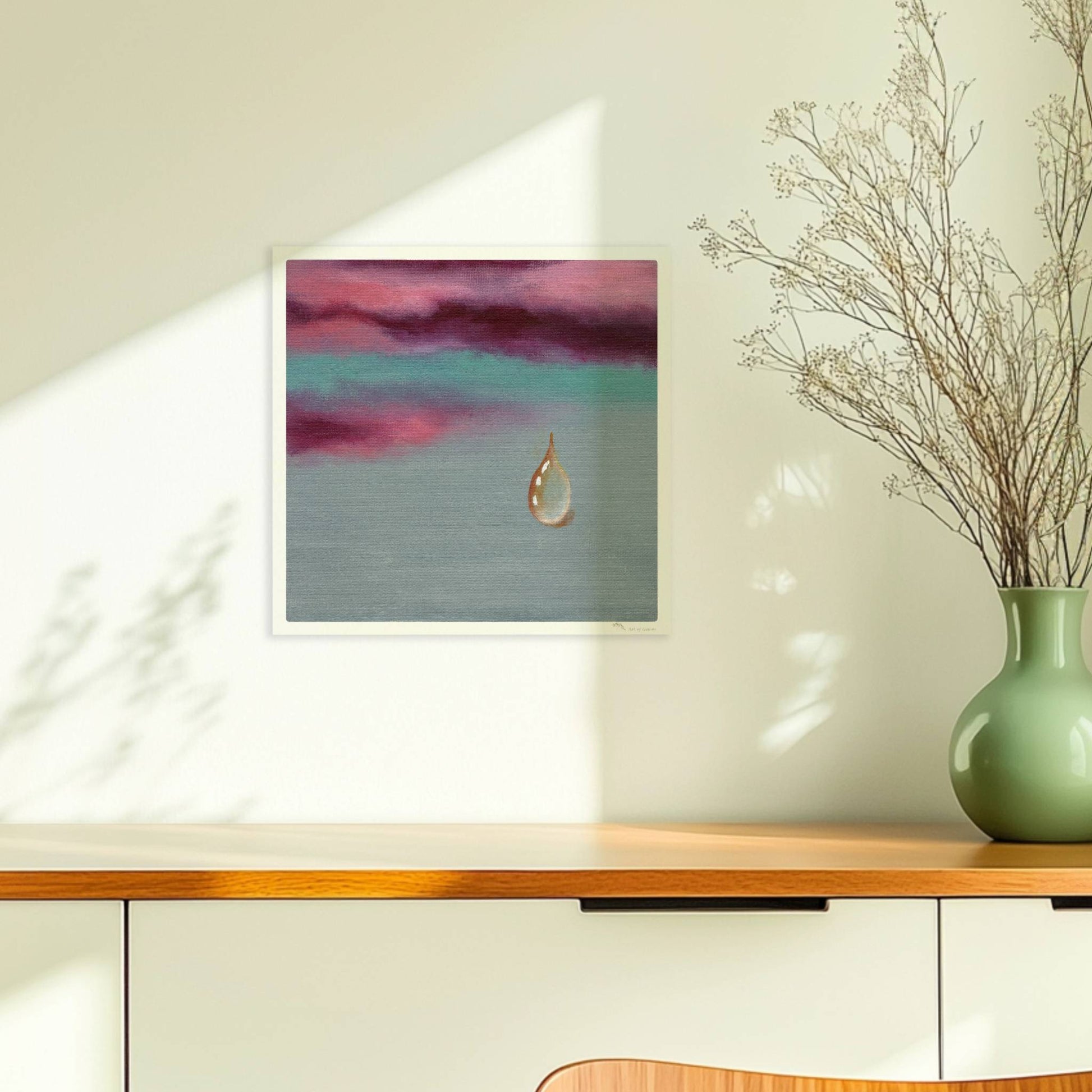 Goldener Tropfen vor dramatischem Himmel in Violett und Türkis.. Ohne Rahmen 30x30
