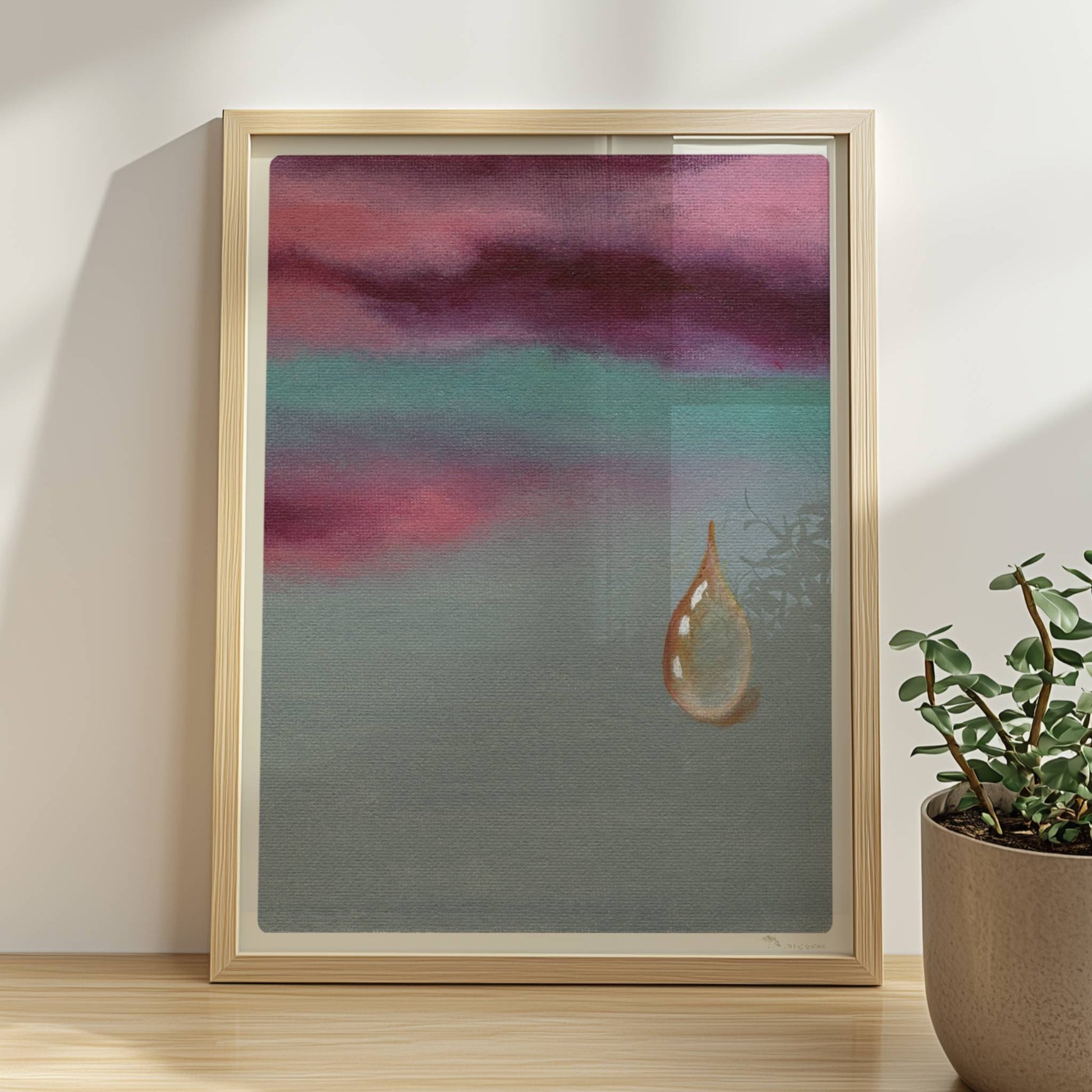 Goldener Tropfen vor dramatischem Himmel in Violett und Türkis.. Rahmen natur 30x40