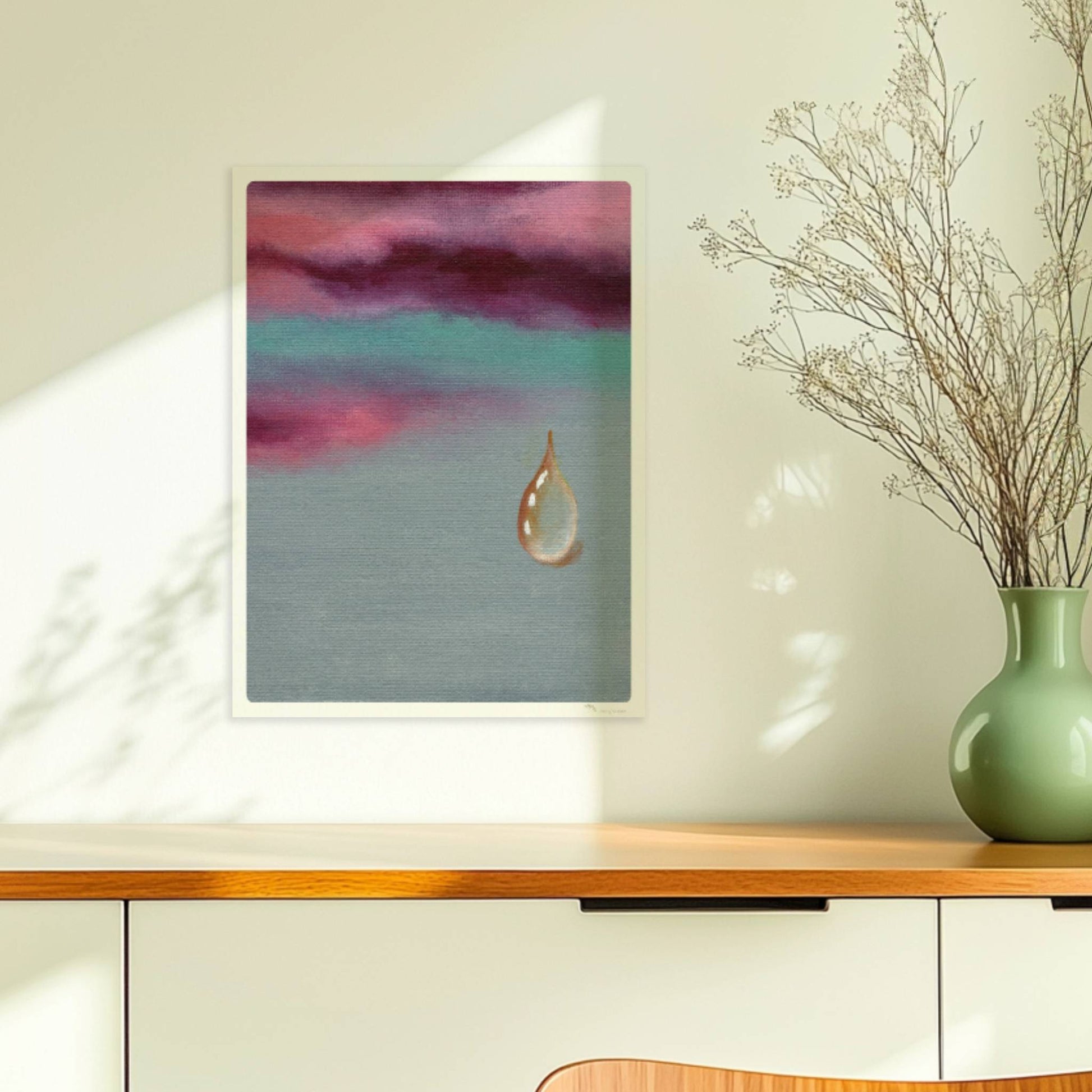 Goldener Tropfen vor dramatischem Himmel in Violett und Türkis.. Ohne Rahmen 30x40
