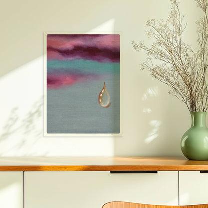Goldener Tropfen vor dramatischem Himmel in Violett und Türkis.. Ohne Rahmen 30x40