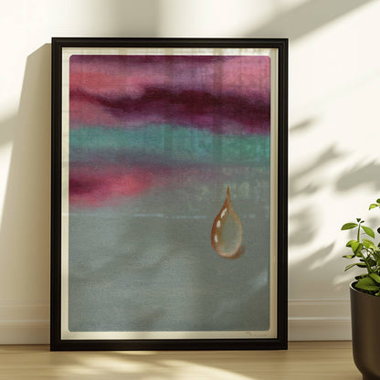 Goldener Tropfen vor dramatischem Himmel in Violett und Türkis.. Rahmen schwarz 30x40