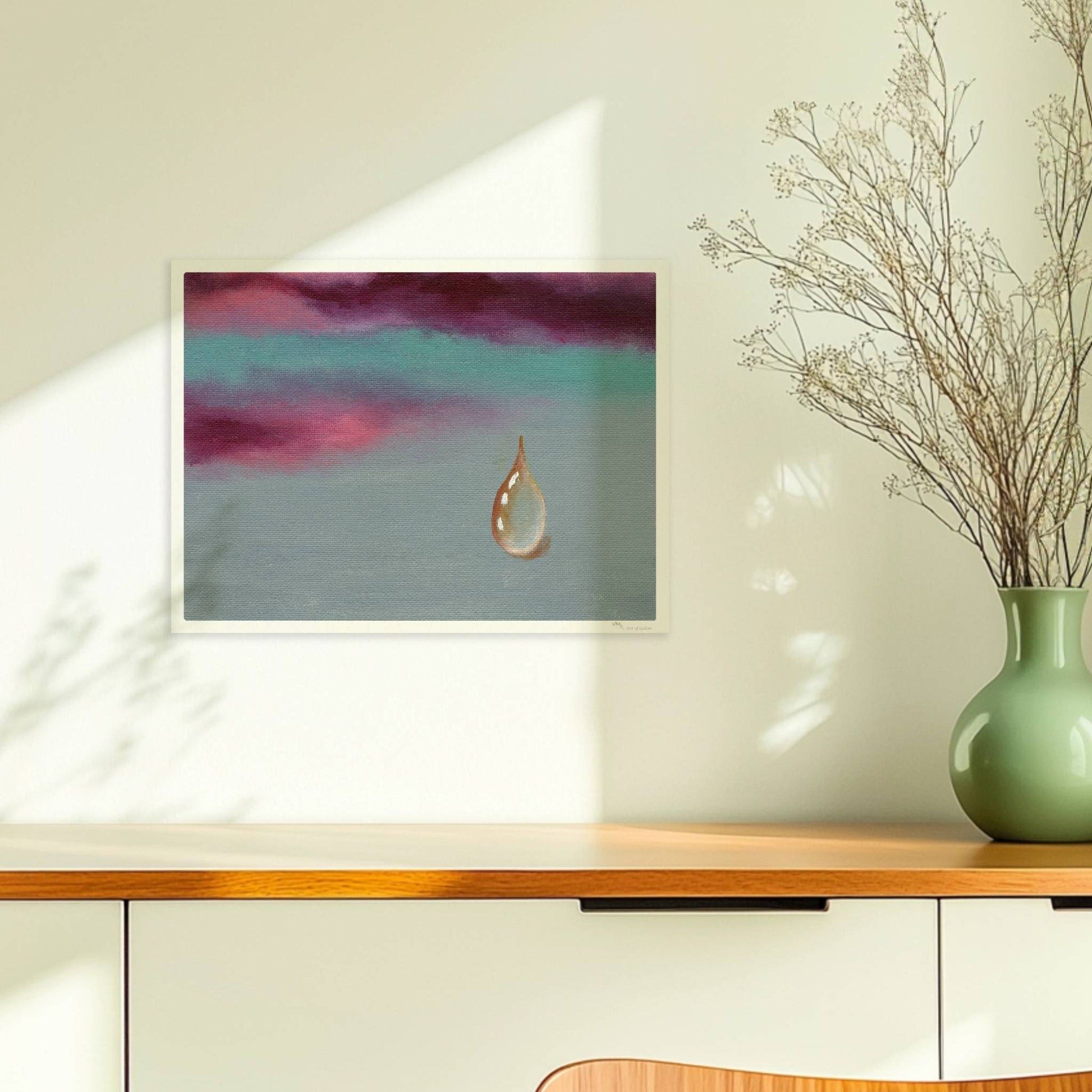 Goldener Tropfen vor dramatischem Himmel in Violett und Türkis.. Ohne Rahmen 40x30