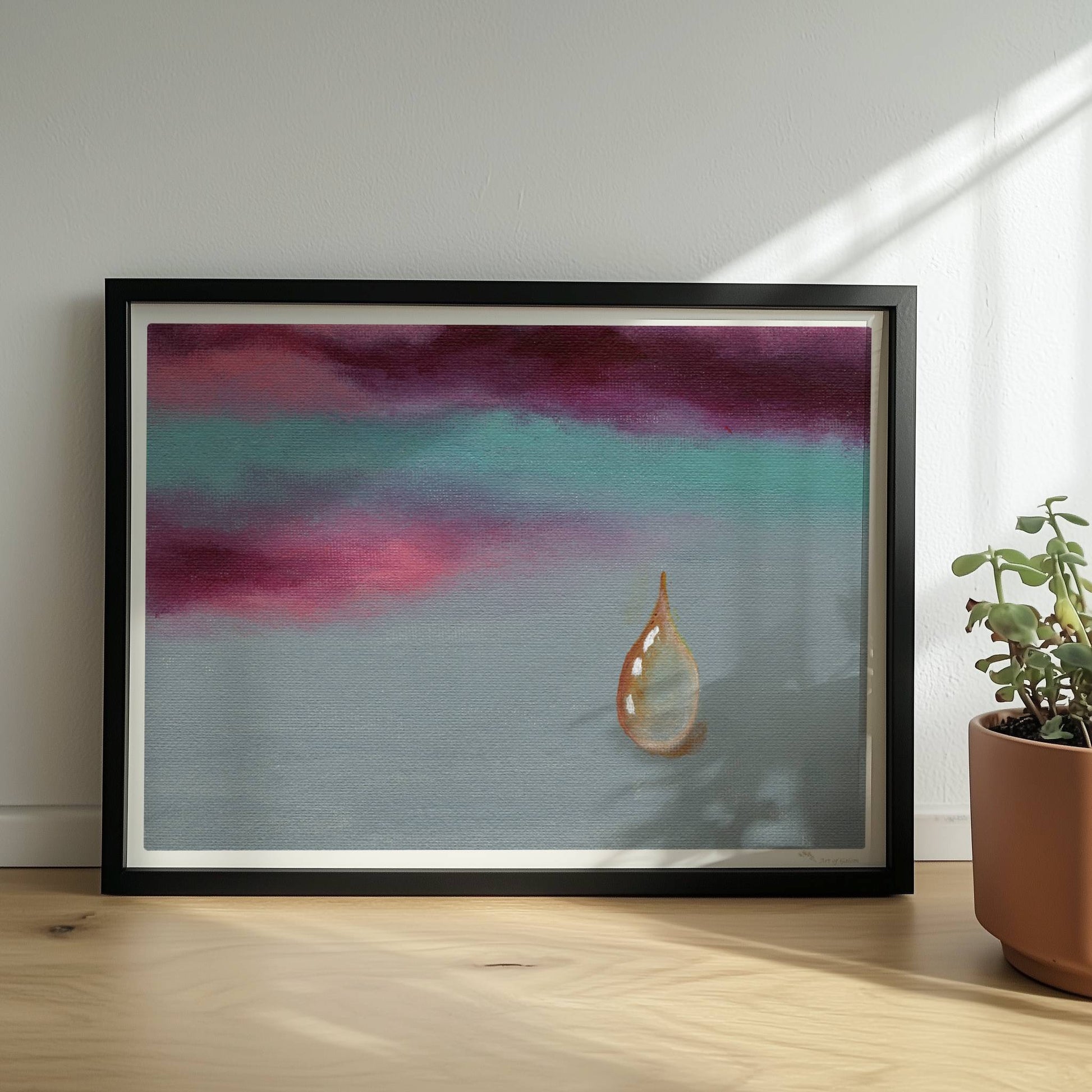 Goldener Tropfen vor dramatischem Himmel in Violett und Türkis.. Rahmen schwarz 40x30