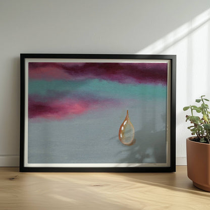 Goldener Tropfen vor dramatischem Himmel in Violett und Türkis.. Rahmen schwarz 40x30