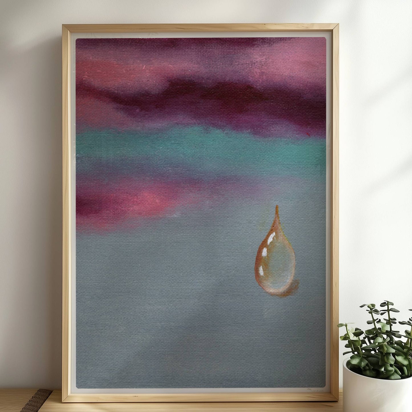 Goldener Tropfen vor dramatischem Himmel in Violett und Türkis.. Rahmen natur 50x70