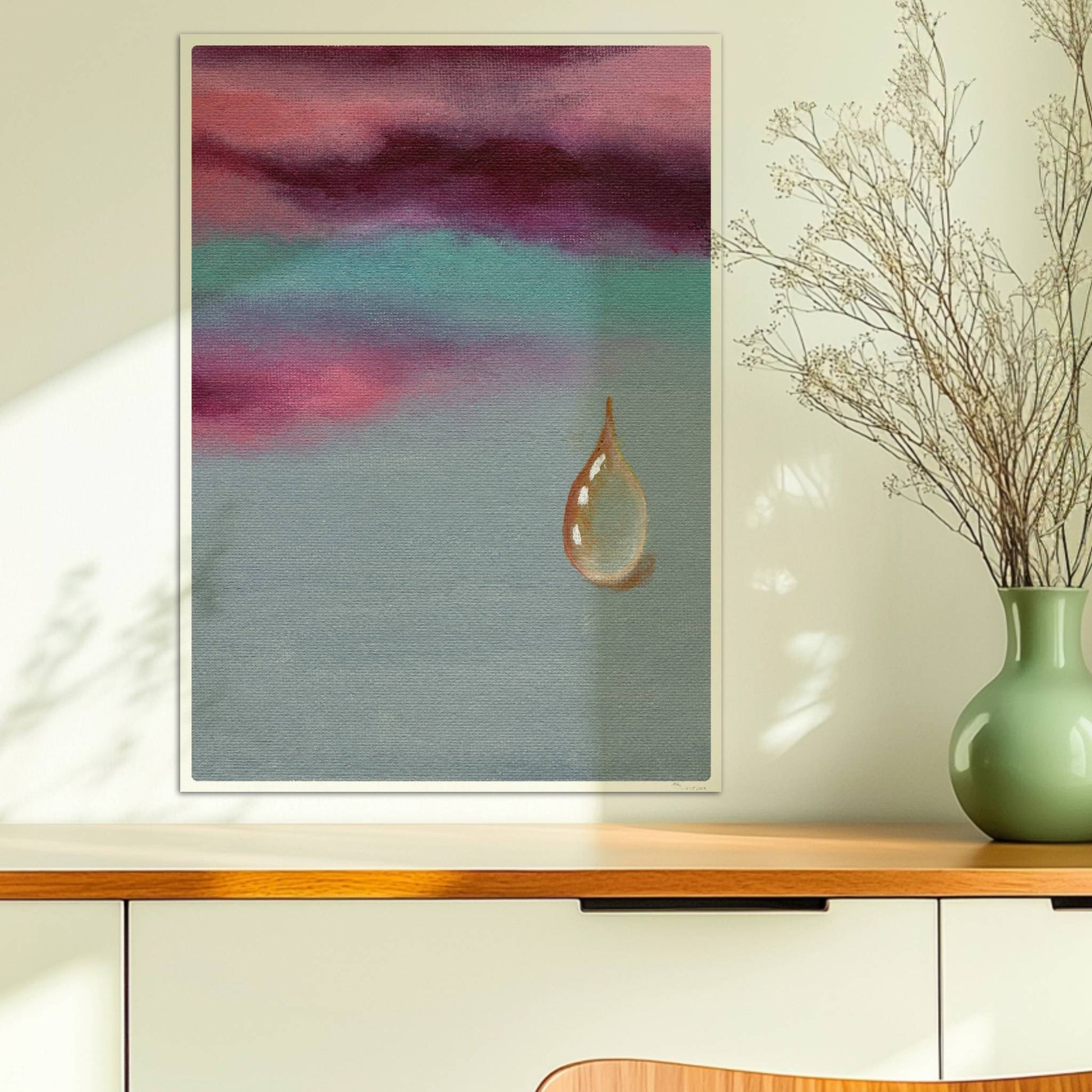 Goldener Tropfen vor dramatischem Himmel in Violett und Türkis.. Ohne Rahmen 50x70