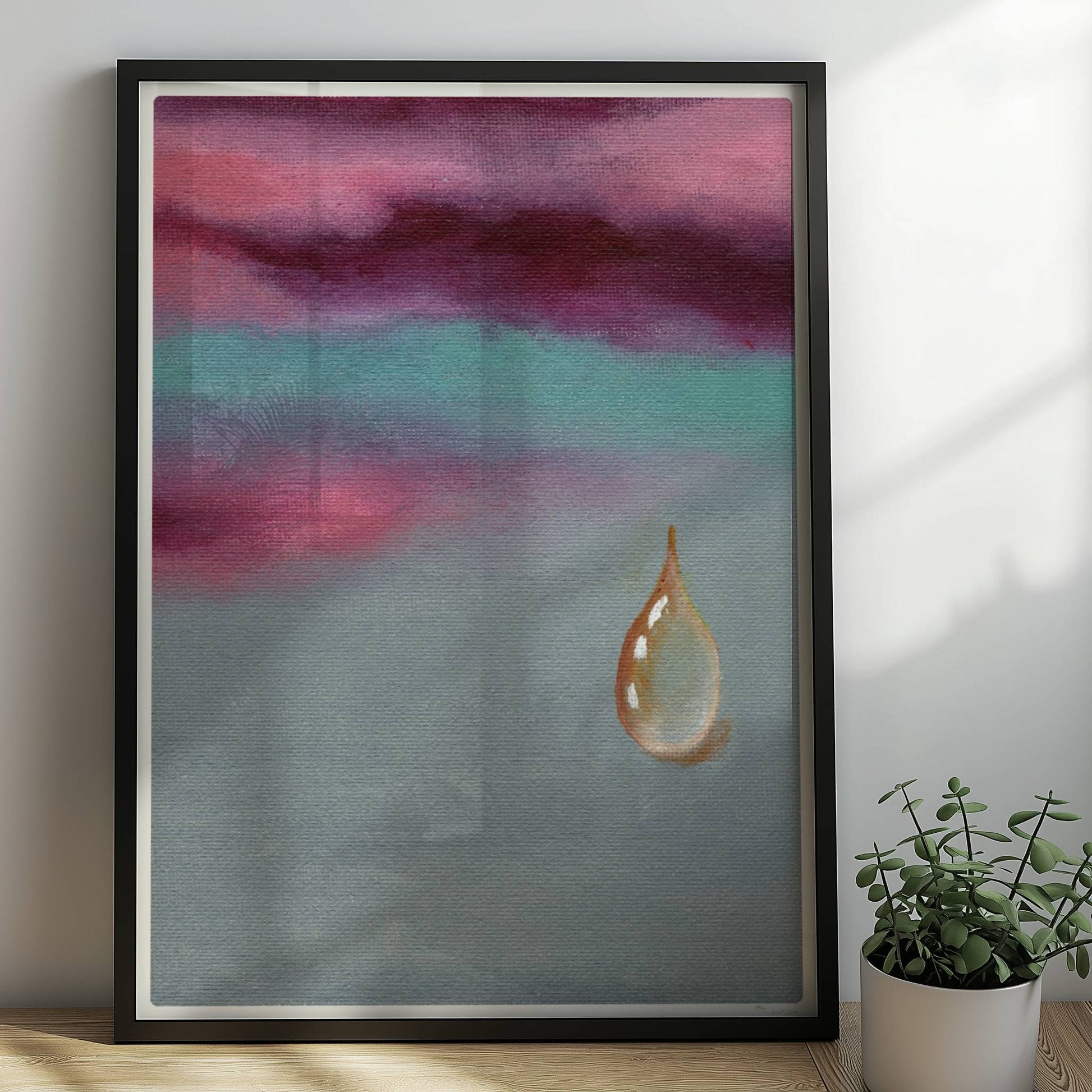 Goldener Tropfen vor dramatischem Himmel in Violett und Türkis.. Rahmen schwarz 50x70