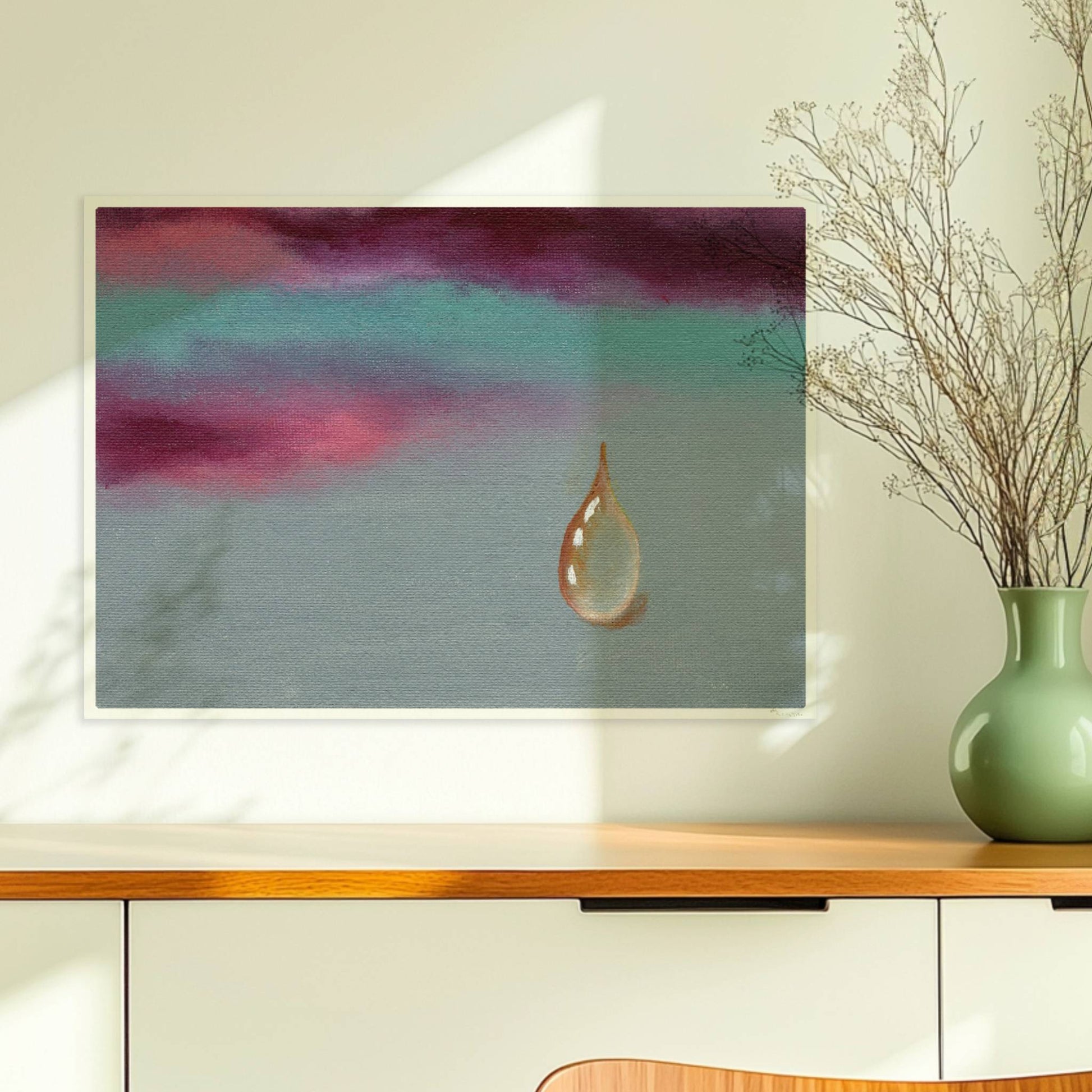 Goldener Tropfen vor dramatischem Himmel in Violett und Türkis.. Ohne Rahmen 70x50