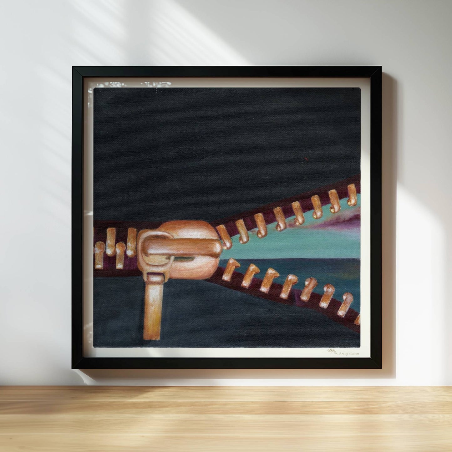 Goldener Reißverschluss öffnet surrealen Horizont mit Himmel.. Rahmen schwarz 30x30
