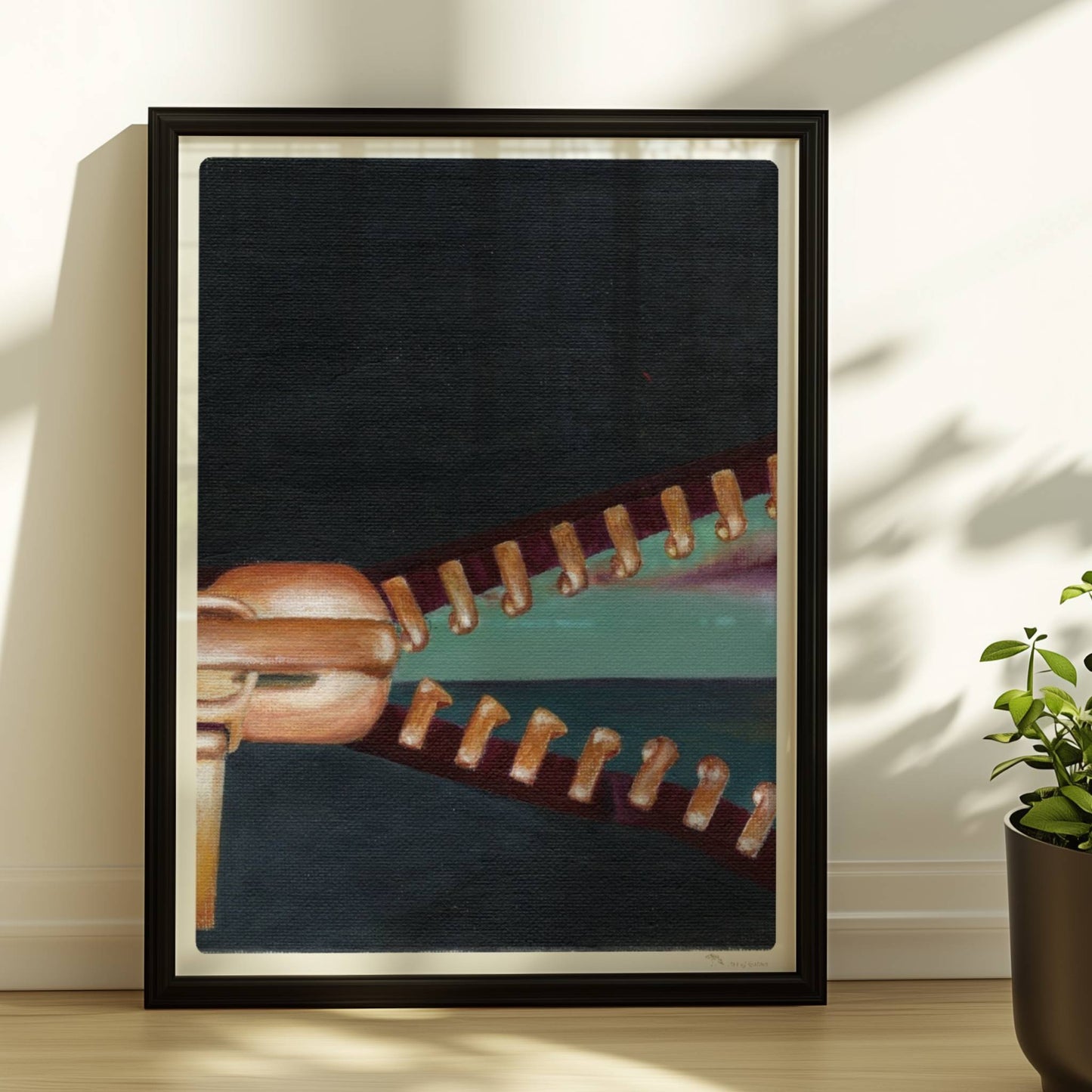 Goldener Reißverschluss öffnet surrealen Horizont mit Himmel.. Rahmen schwarz 30x40