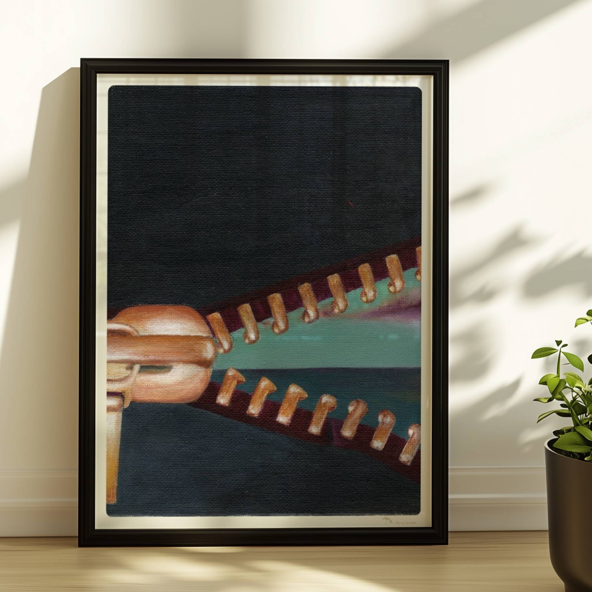 Goldener Reißverschluss öffnet surrealen Horizont mit Himmel.. Rahmen schwarz 30x40