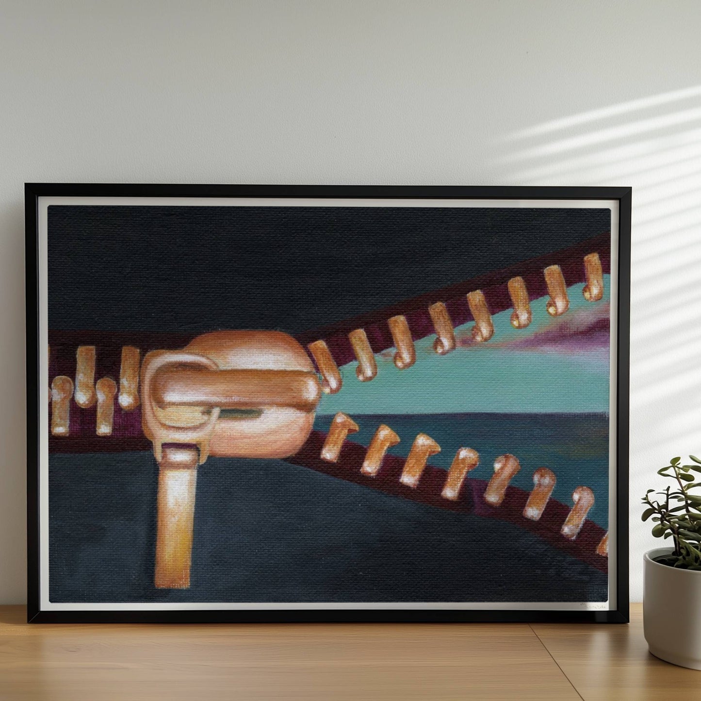 Goldener Reißverschluss öffnet surrealen Horizont mit Himmel.. Rahmen schwarz 70x50