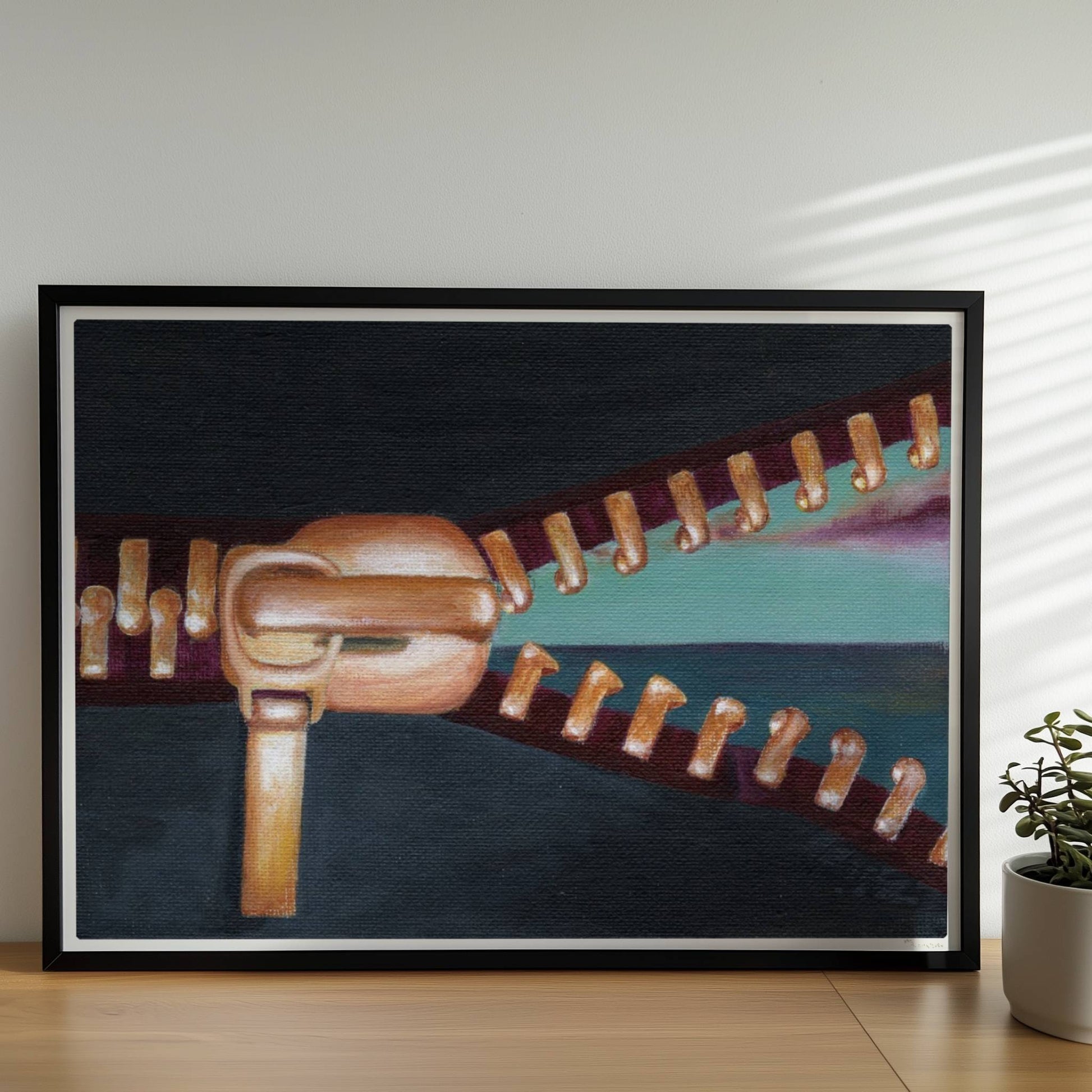 Goldener Reißverschluss öffnet surrealen Horizont mit Himmel.. Rahmen schwarz 70x50