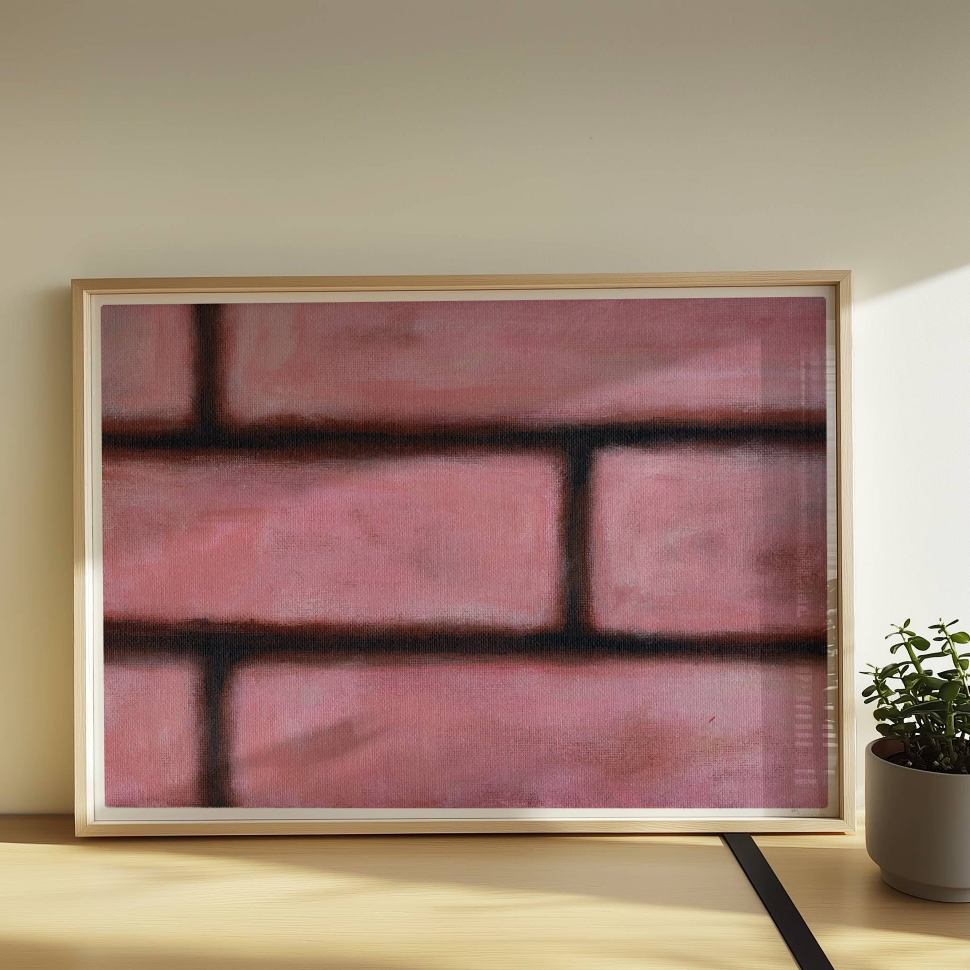 Rosafarbene Ziegelwand mit weichen Kanten und künstlerischem Flair.. Rahmen natur 70x50