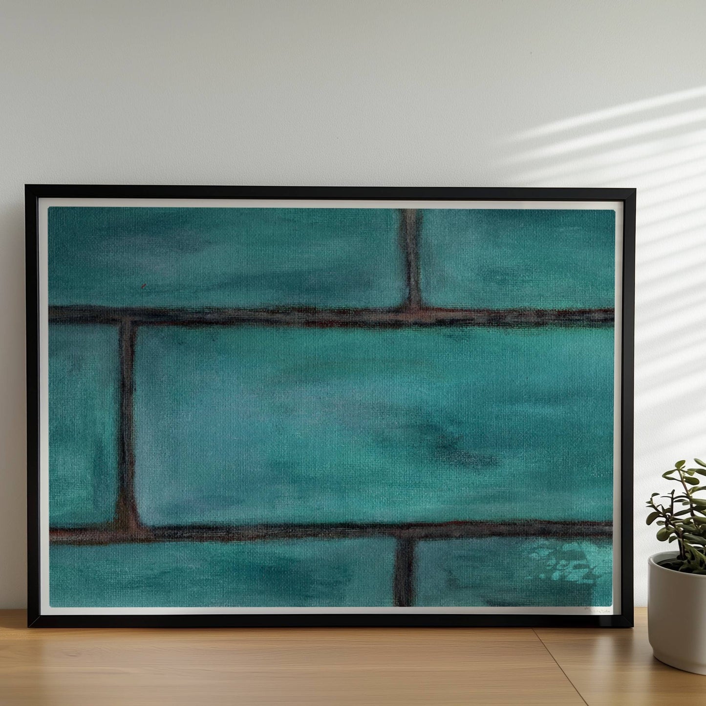 Türkise Backsteinwand mit strukturierten, grünen Kacheln.. Rahmen schwarz 70x50