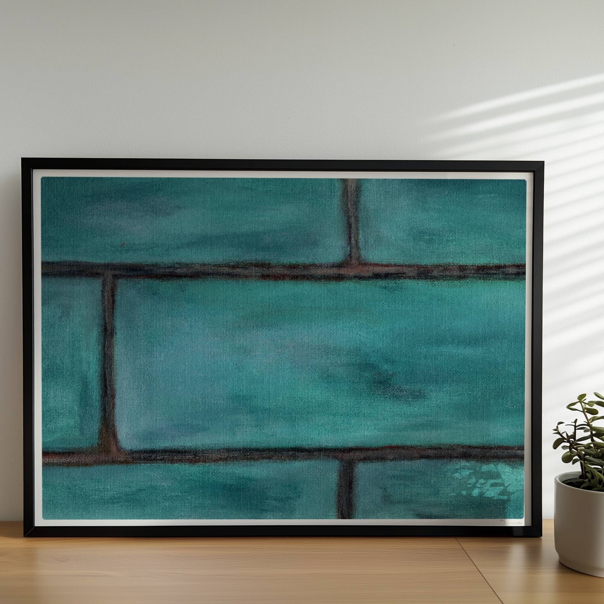 Türkise Backsteinwand mit strukturierten, grünen Kacheln.. Rahmen schwarz 70x50