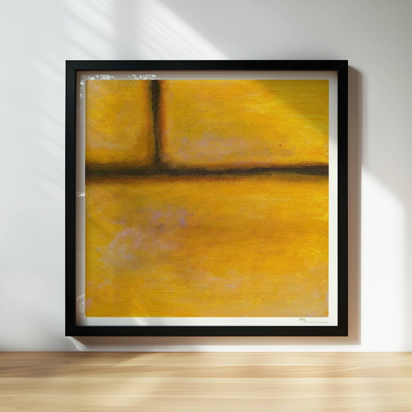 Gelbe Ziegelwand mit warmen Farbverläufen und Struktur.. Rahmen schwarz 30x30