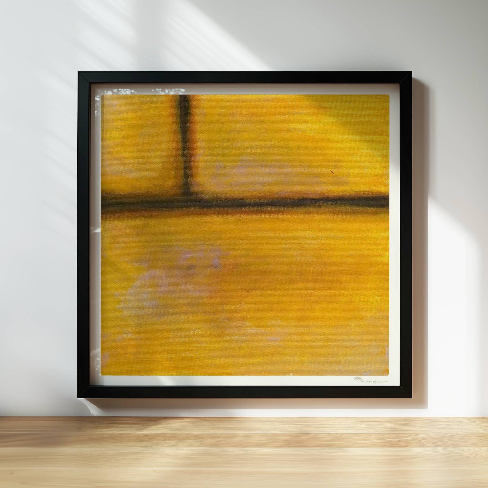 Gelbe Ziegelwand mit warmen Farbverläufen und Struktur.. Rahmen schwarz 30x30