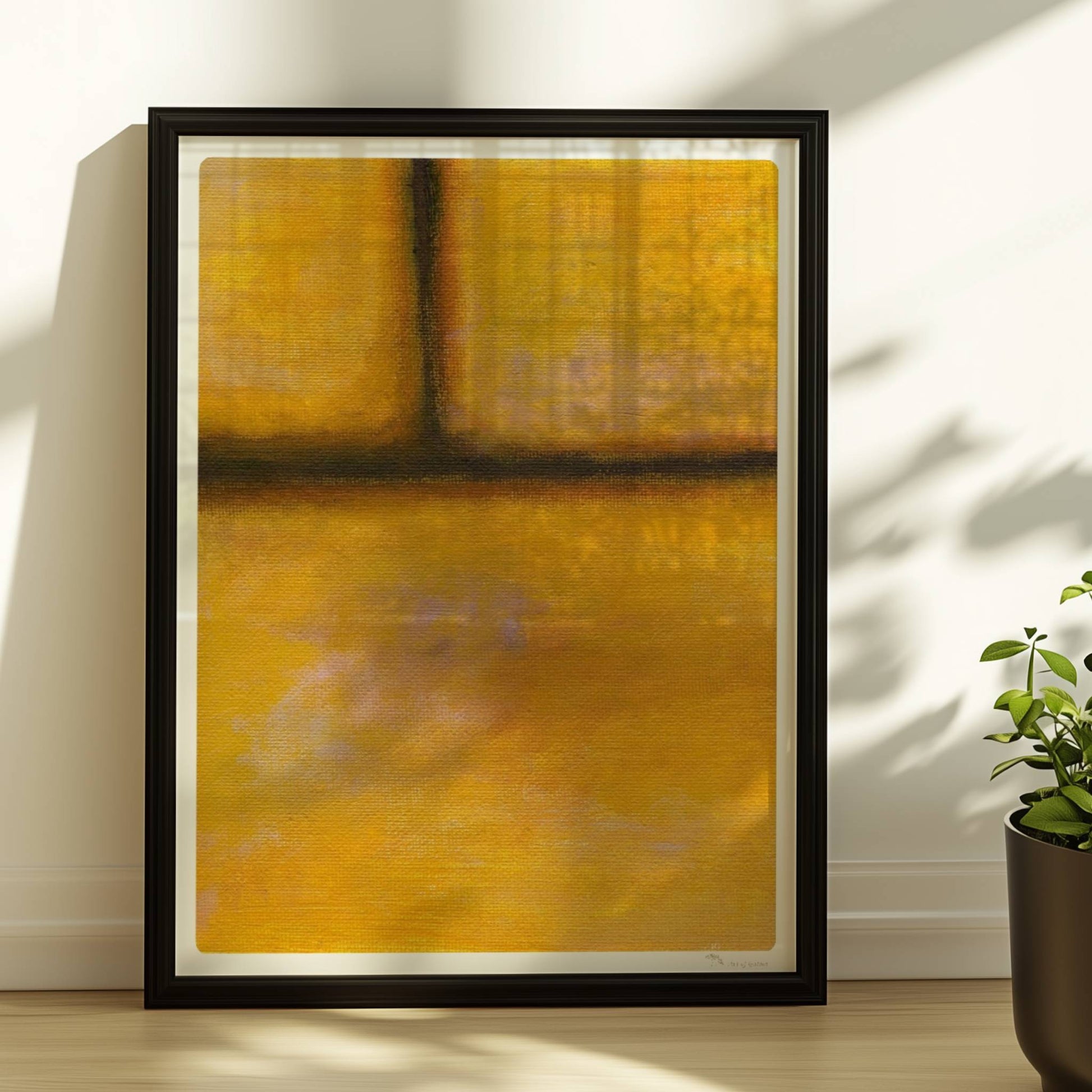 Gelbe Ziegelwand mit warmen Farbverläufen und Struktur.. Rahmen schwarz 30x40