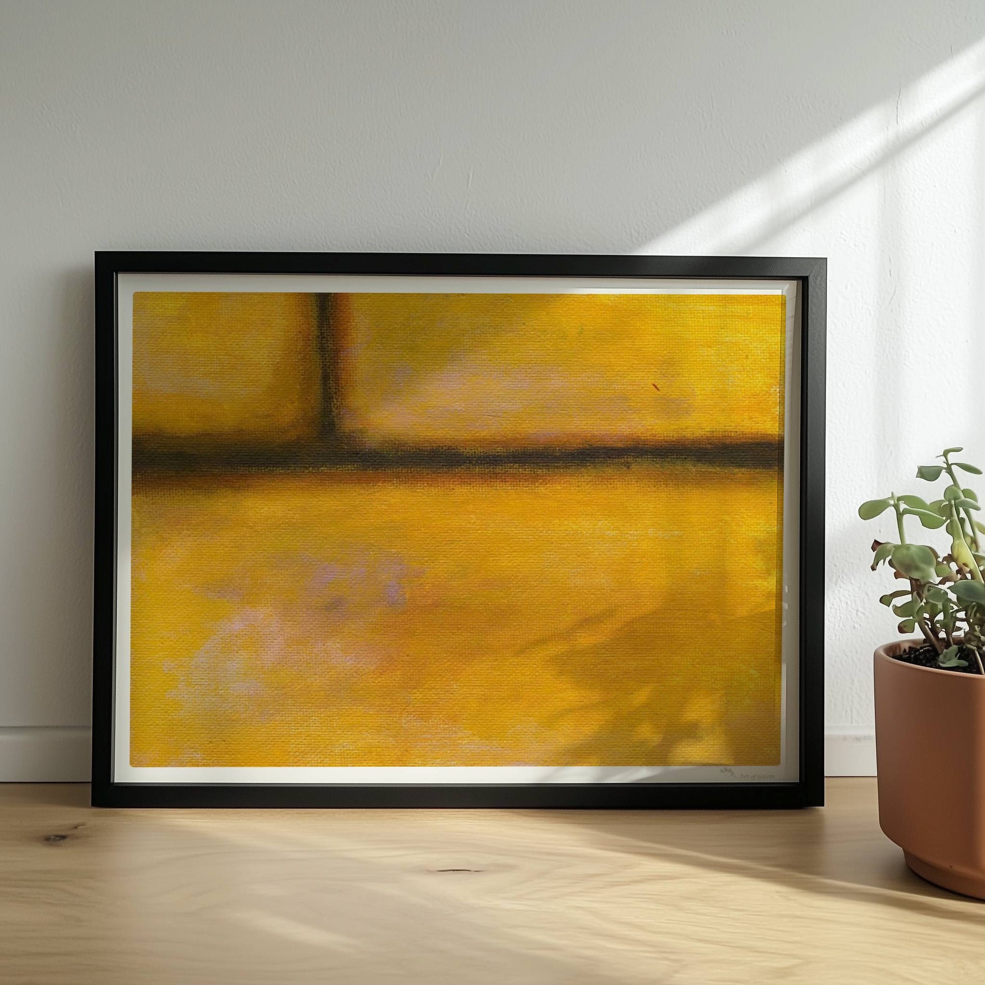 Gelbe Ziegelwand mit warmen Farbverläufen und Struktur.. Rahmen schwarz 40x30
