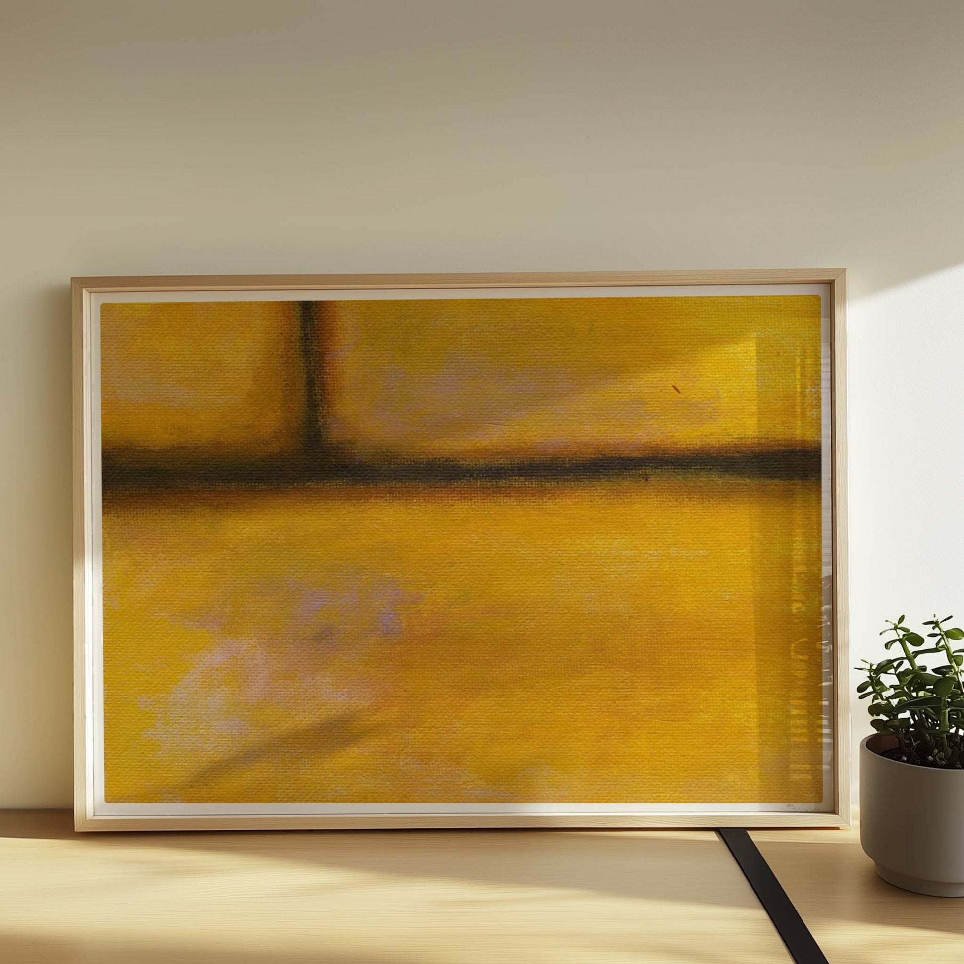 Gelbe Ziegelwand mit warmen Farbverläufen und Struktur.. Rahmen natur 70x50