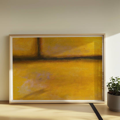 Gelbe Ziegelwand mit warmen Farbverläufen und Struktur.. Rahmen natur 70x50