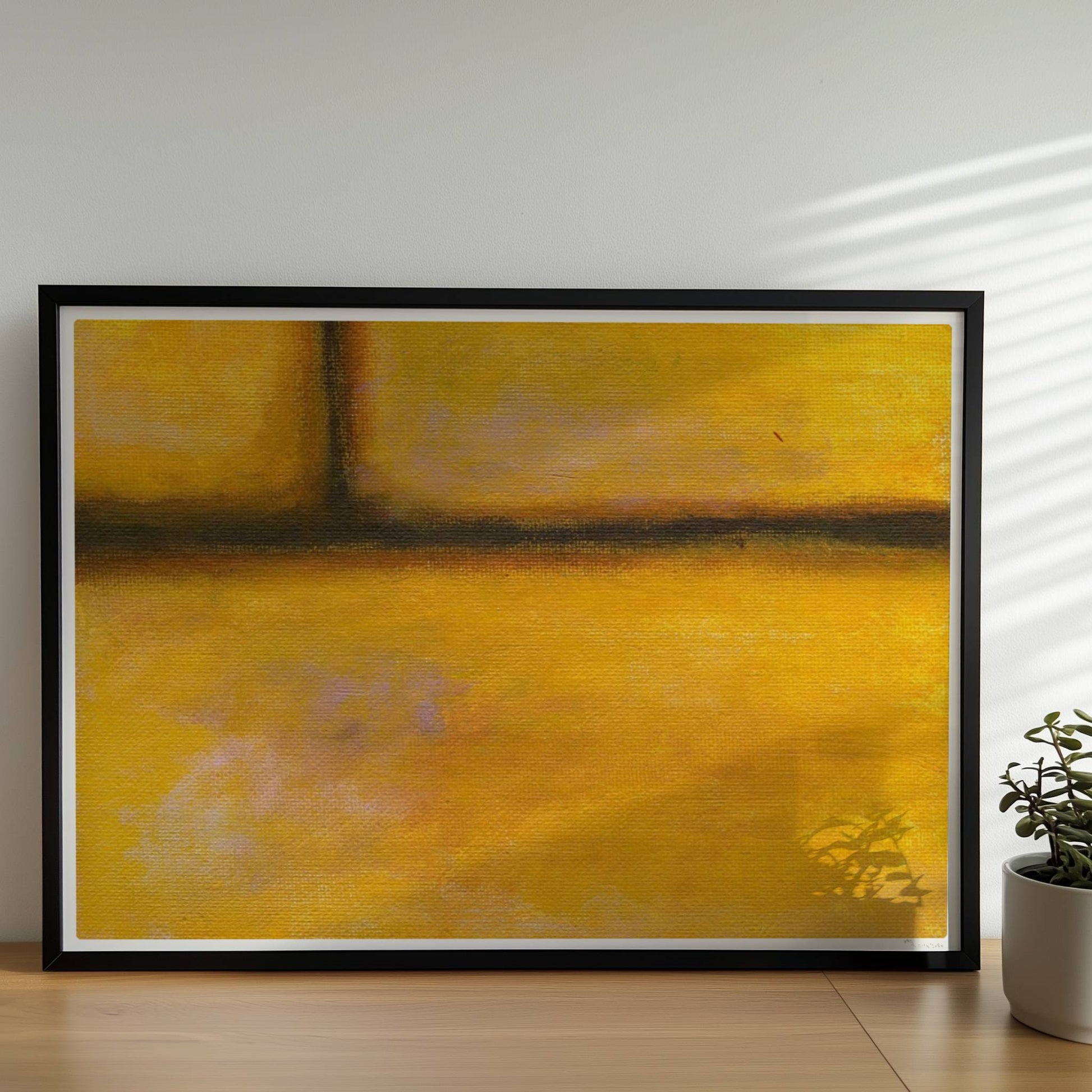 Gelbe Ziegelwand mit warmen Farbverläufen und Struktur.. Rahmen schwarz 70x50