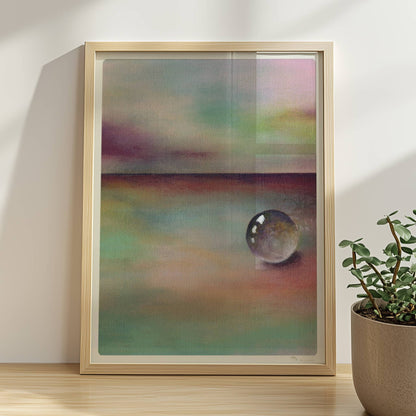 Kugel auf regenbogenfarbener Landschaft mit entferntem Horizont.. Rahmen natur 30x40