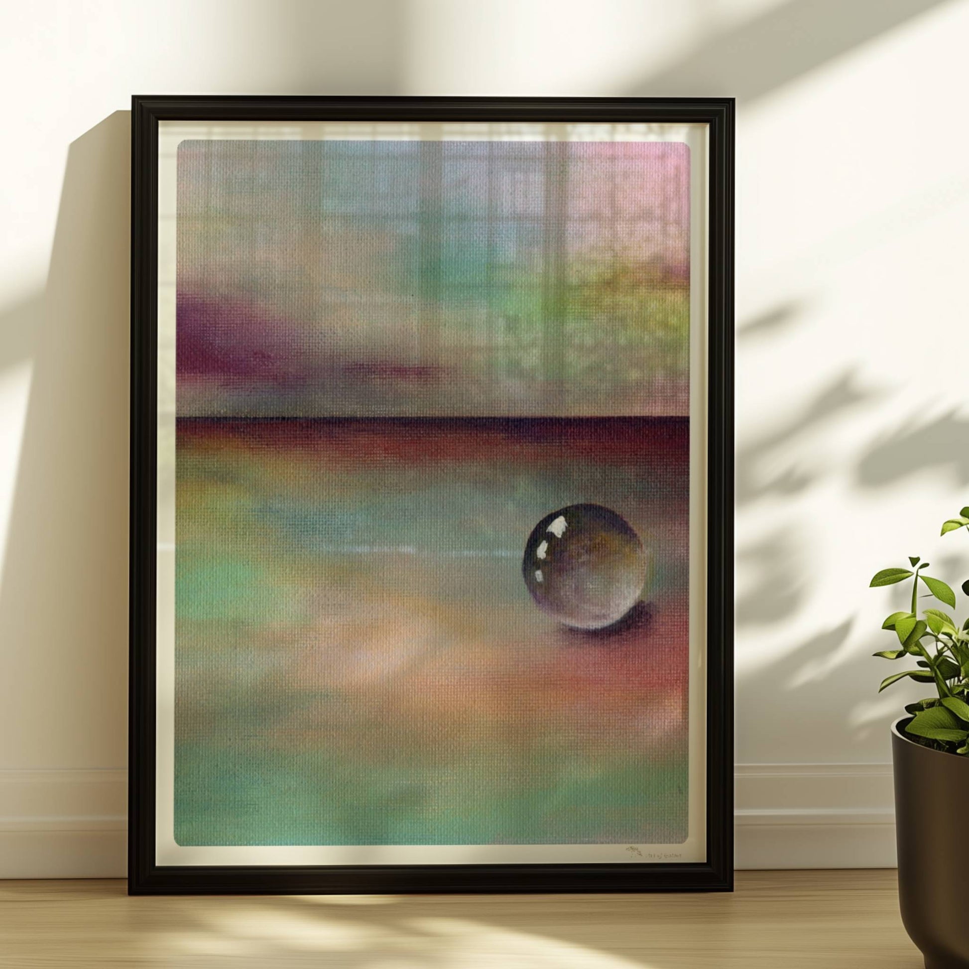 Kugel auf regenbogenfarbener Landschaft mit entferntem Horizont.. Rahmen schwarz 30x40