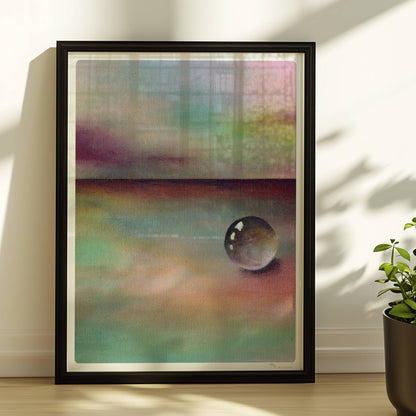 Kugel auf regenbogenfarbener Landschaft mit entferntem Horizont.. Rahmen schwarz 30x40