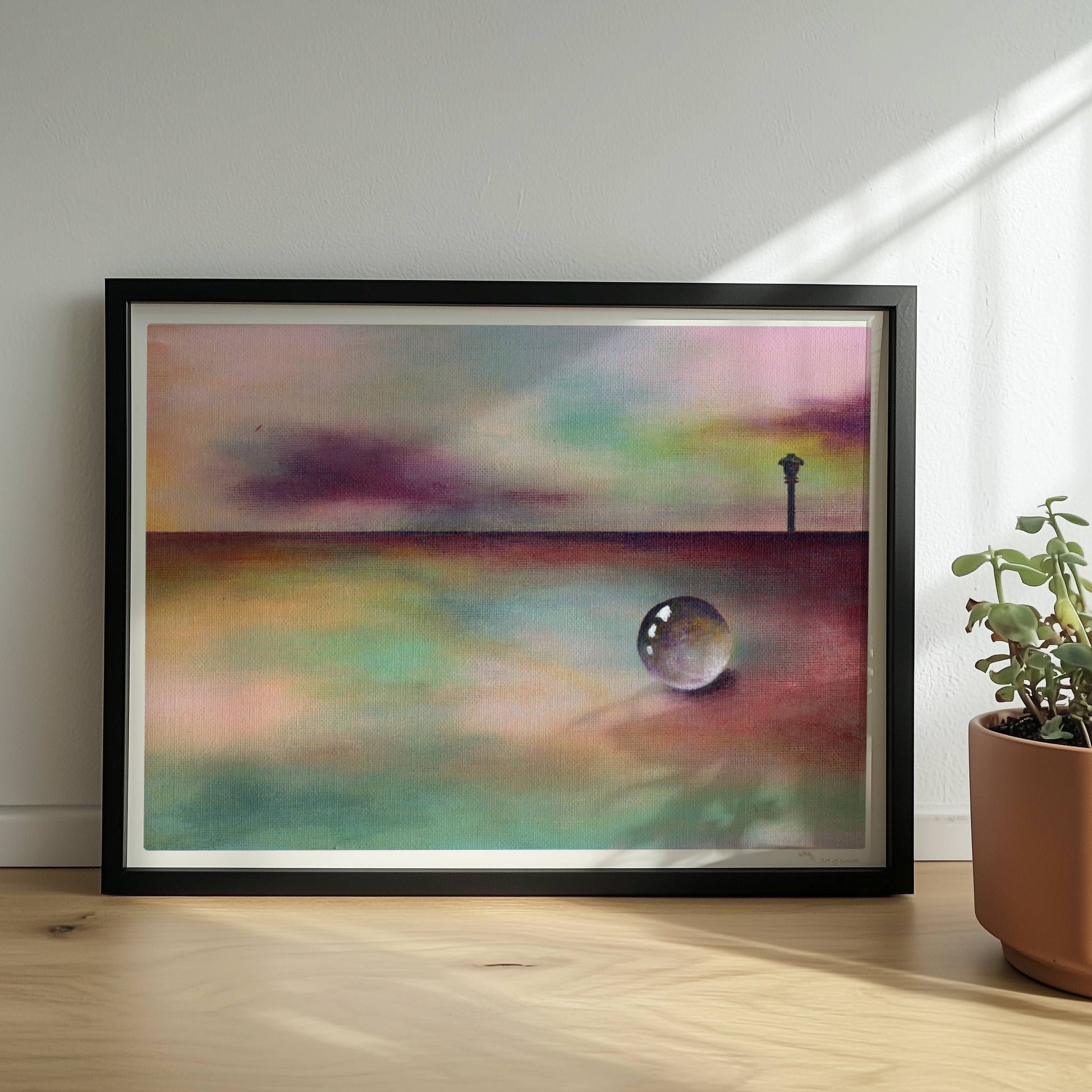 Kugel auf regenbogenfarbener Landschaft mit entferntem Horizont.. Rahmen schwarz 40x30