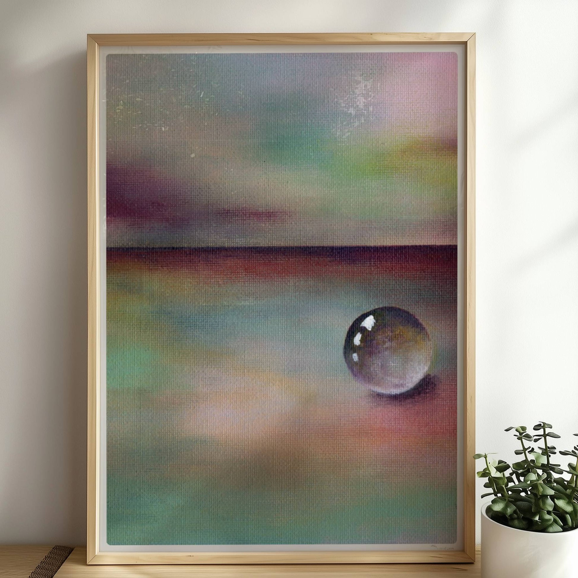 Kugel auf regenbogenfarbener Landschaft mit entferntem Horizont.. Rahmen natur 50x70