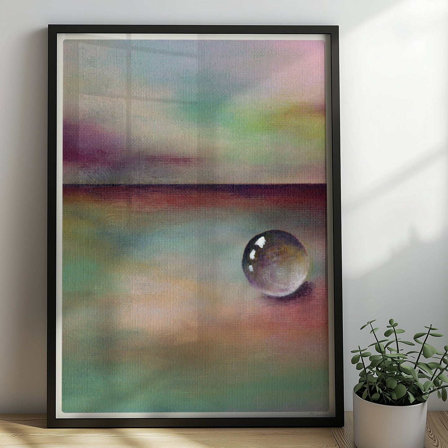 Kugel auf regenbogenfarbener Landschaft mit entferntem Horizont.. Rahmen schwarz 50x70