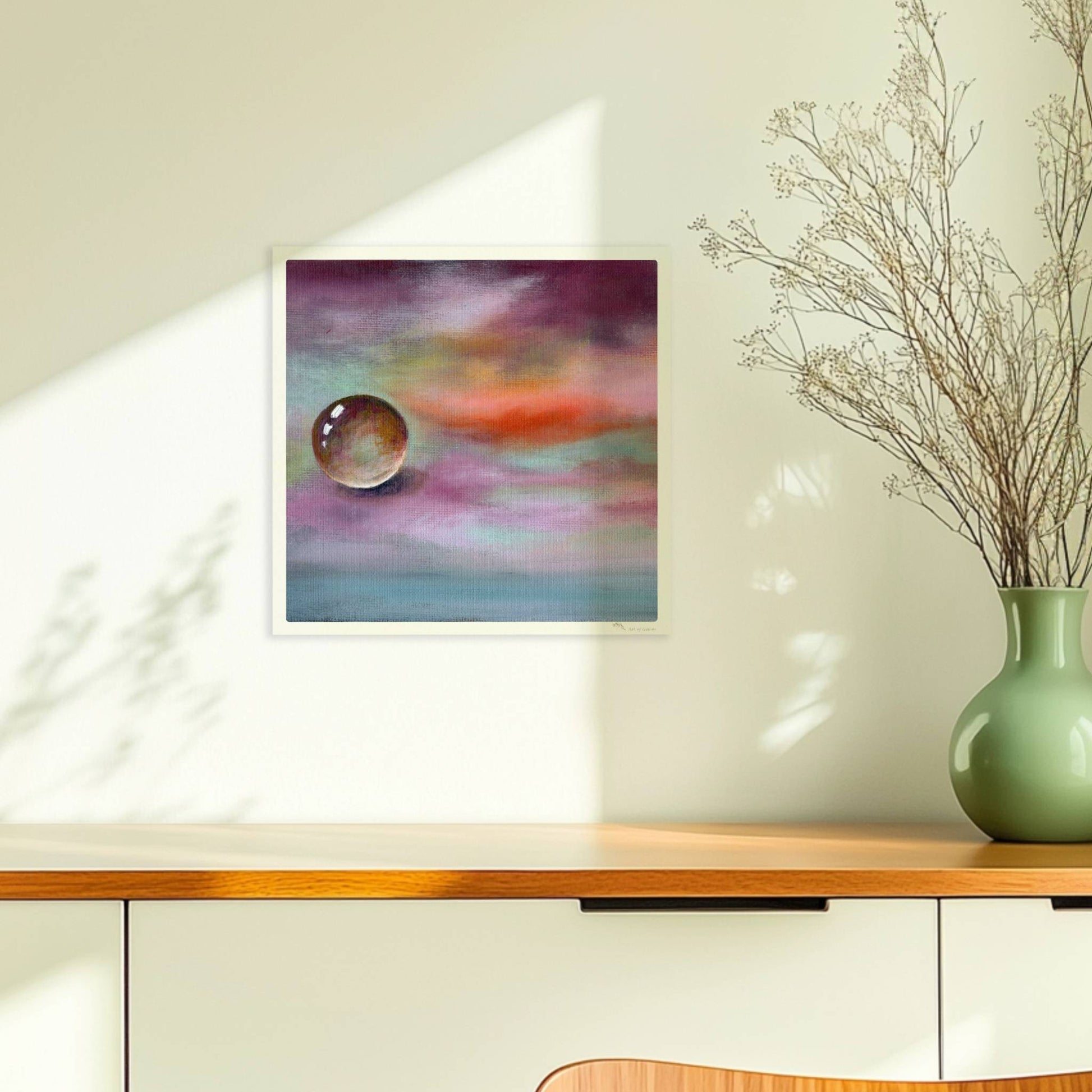 Schwebende Glaskugel vor farbenfrohem Himmel in Lila und Orange.. Ohne Rahmen 30x30