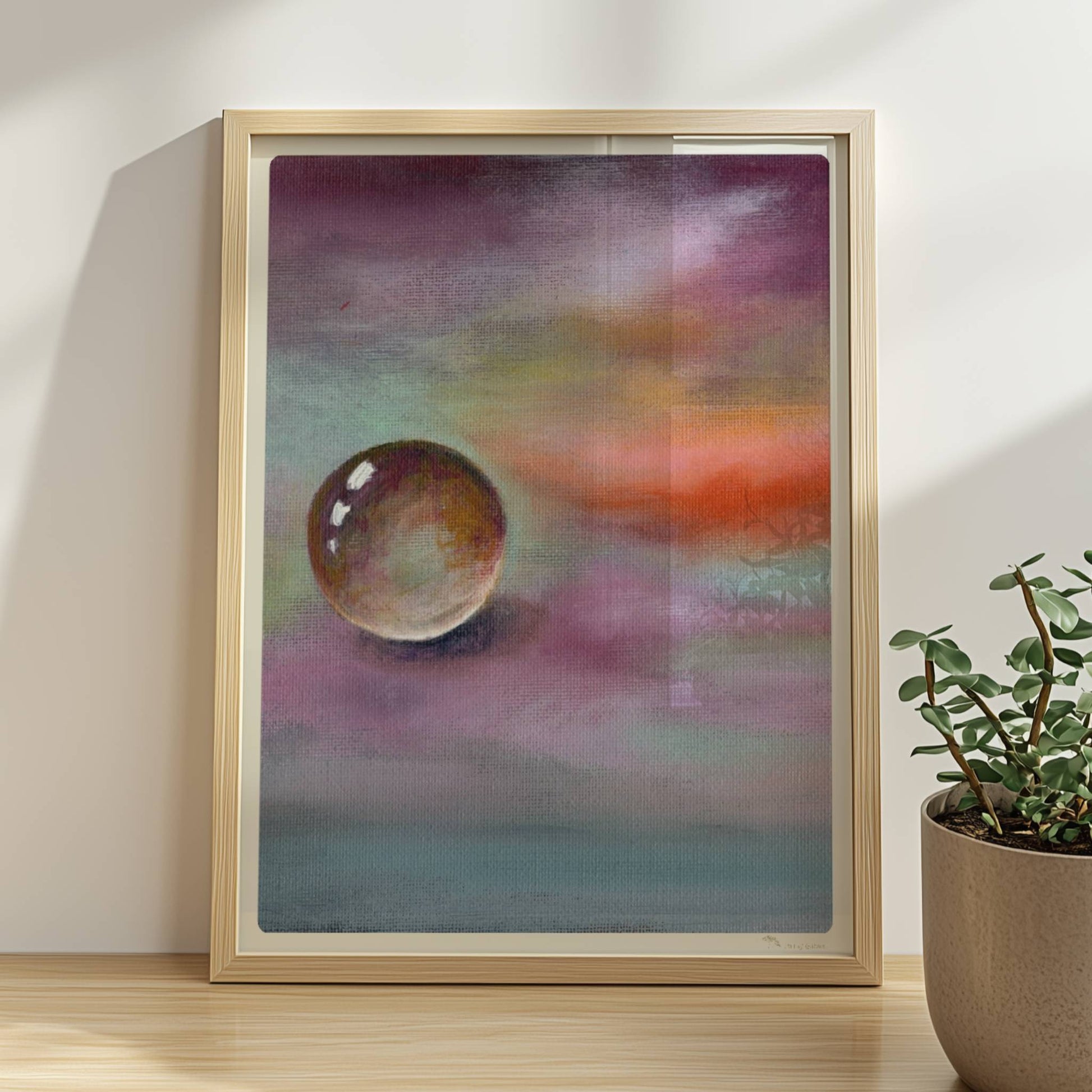 Schwebende Glaskugel vor farbenfrohem Himmel in Lila und Orange.. Rahmen natur 30x40