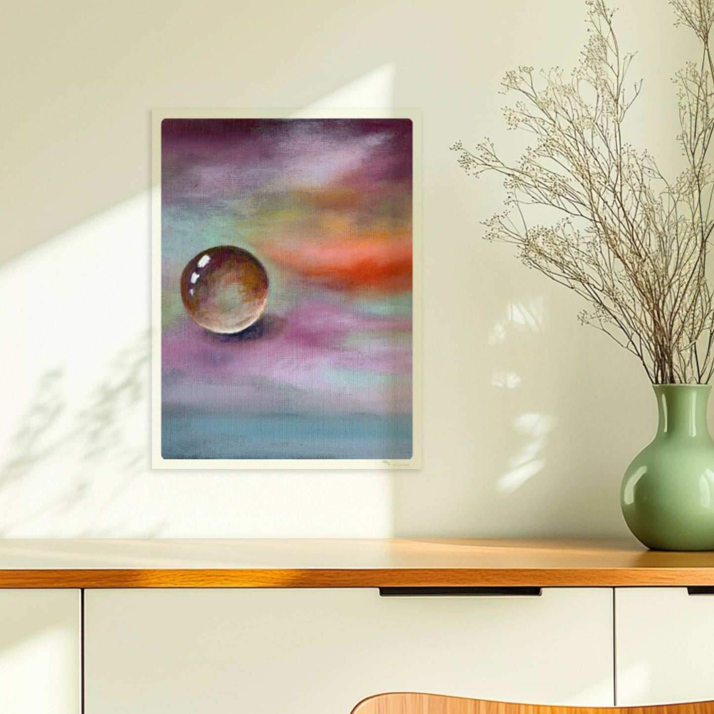 Schwebende Glaskugel vor farbenfrohem Himmel in Lila und Orange.. Ohne Rahmen 30x40