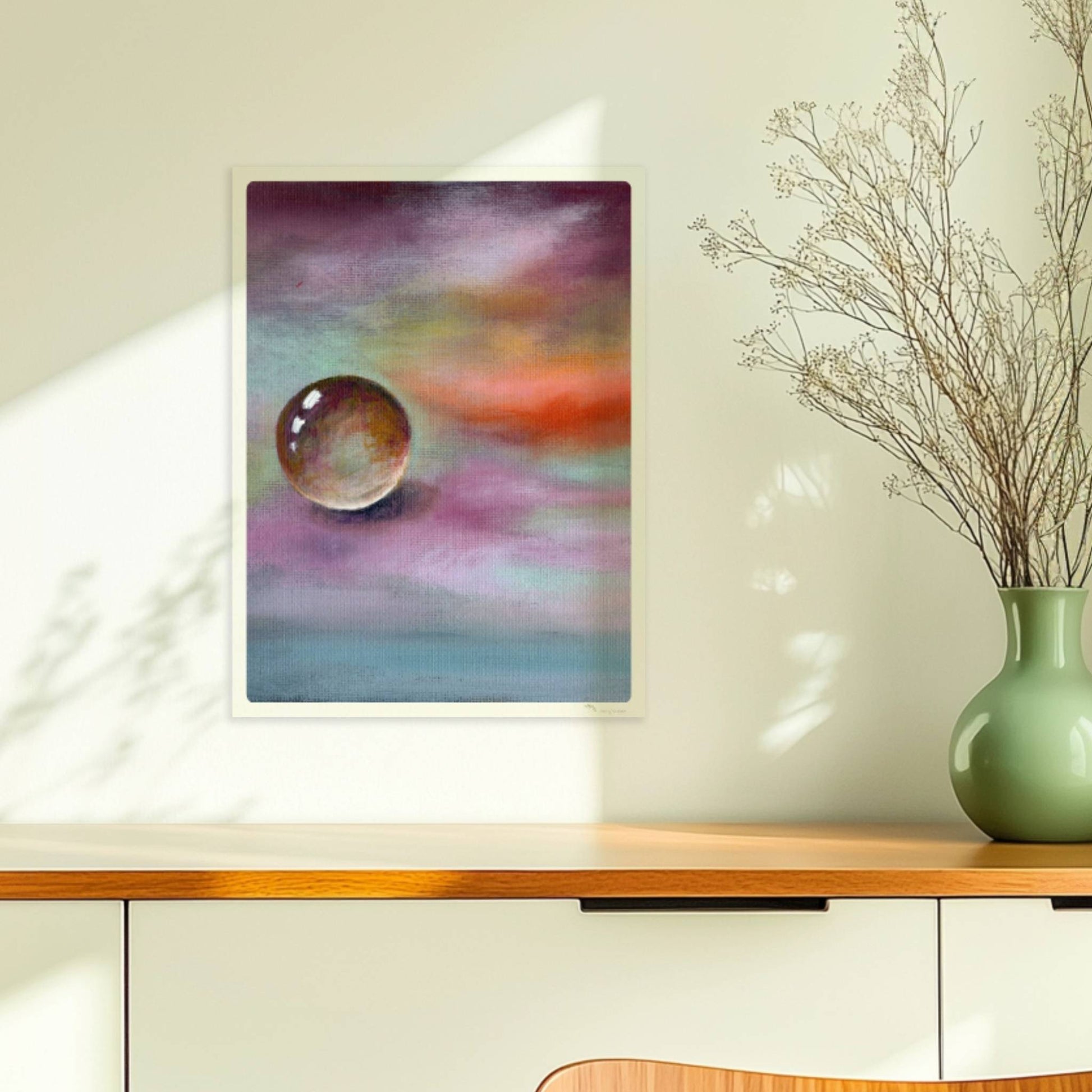 Schwebende Glaskugel vor farbenfrohem Himmel in Lila und Orange.. Ohne Rahmen 30x40